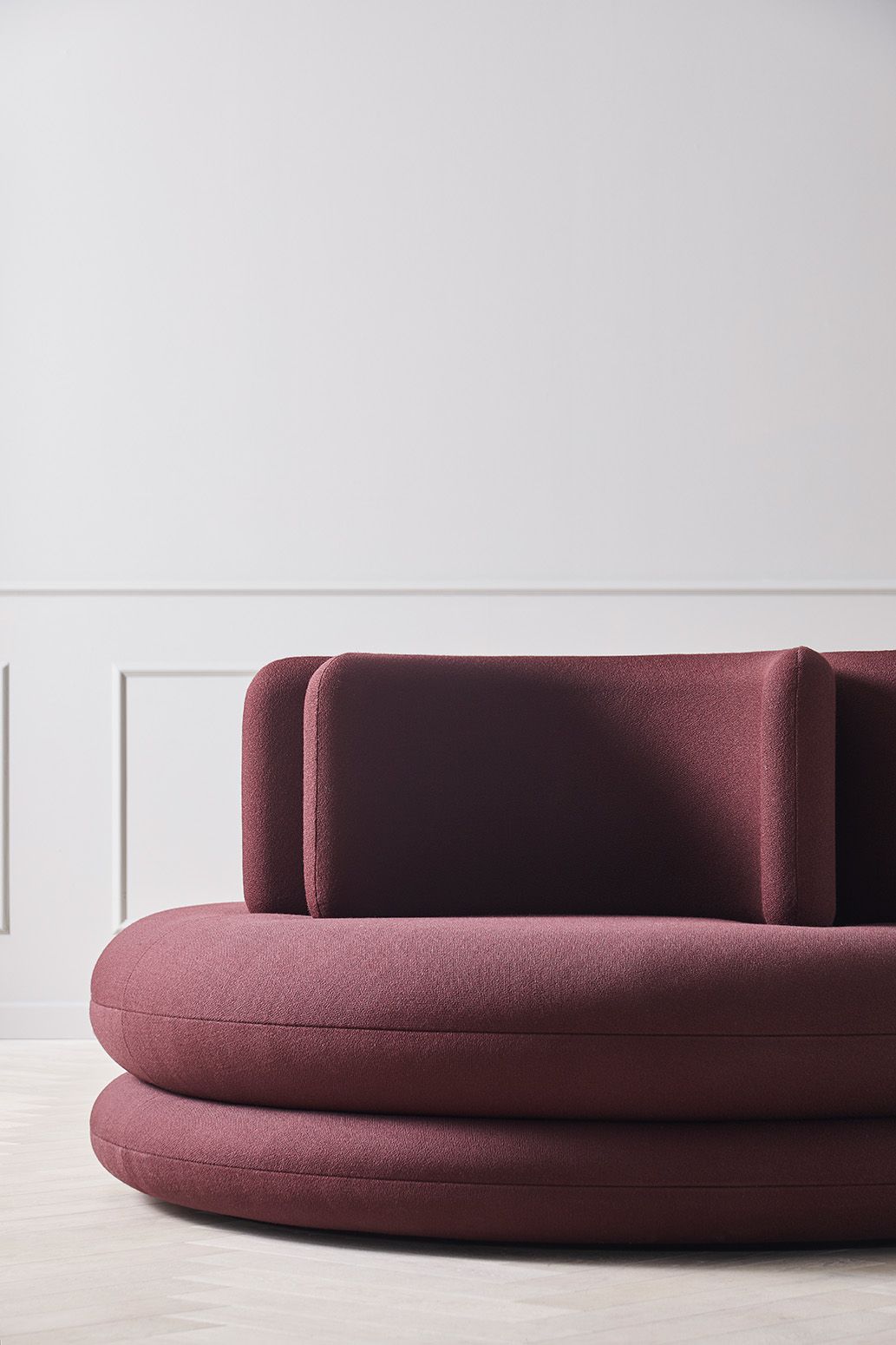 Nahaufnahme des Easy Sofa von Verpan in Pflaumenfarbe, modernes Design, runde Form.