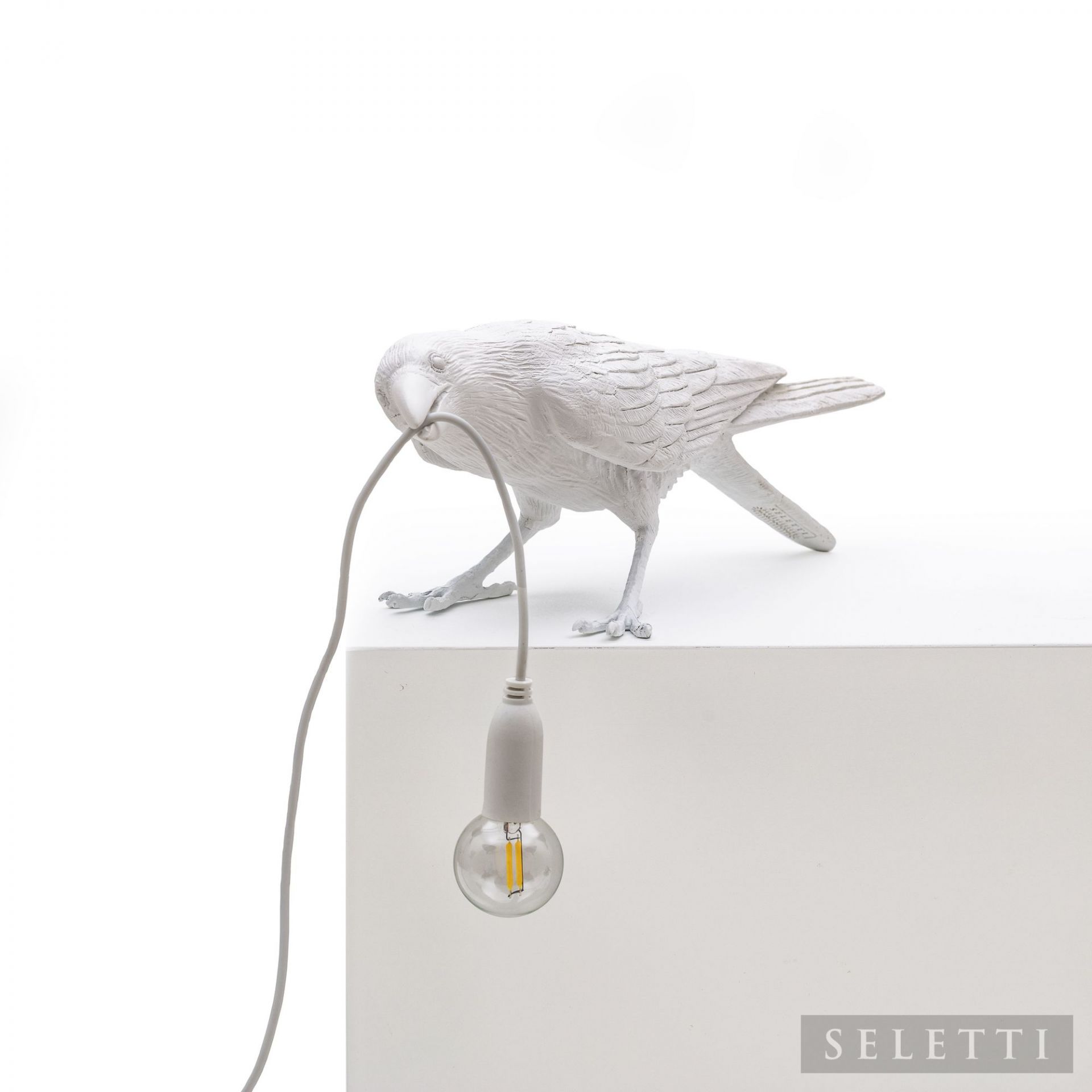 Weiße Bird Lamp Leuchte von Seletti: Dekorative Vogellampe mit Glühbirne im Schnabel.