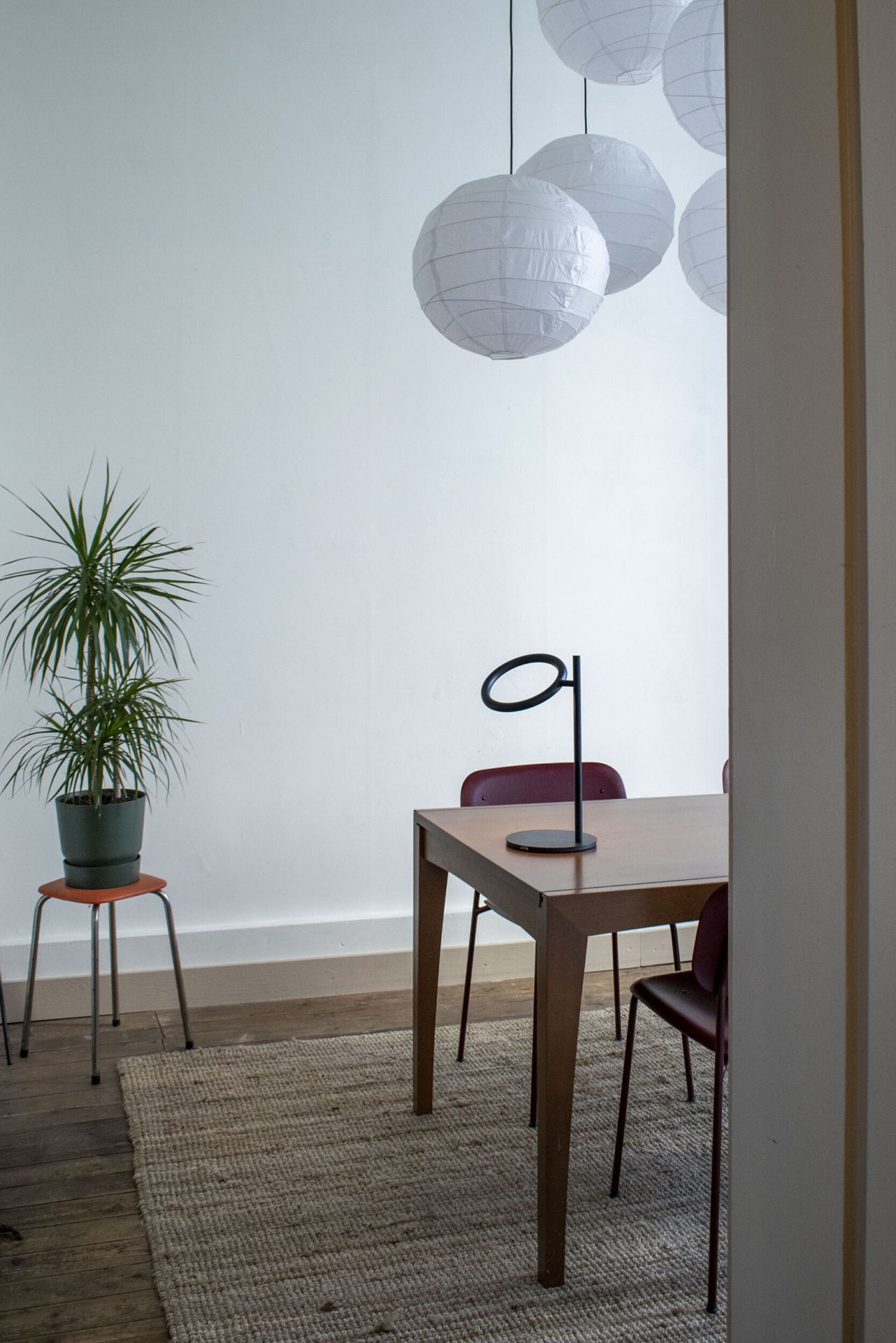 Echo Small Table Tischleuchte Japth auf Esstisch im minimalistischen Interieur. Moderne Tischlampe für Wohnraum.