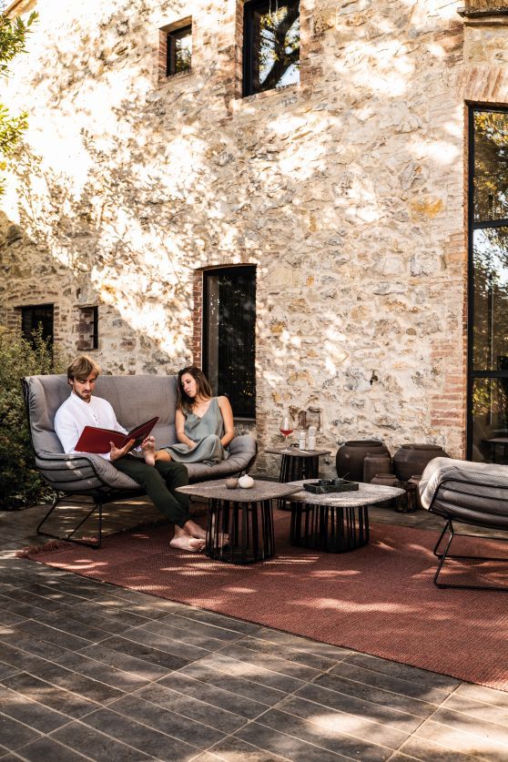 BC 09 Basket Outdoor Couchtisch von Janua. Quadratischer Beistelltisch aus Profido Viola auf Terrasse.