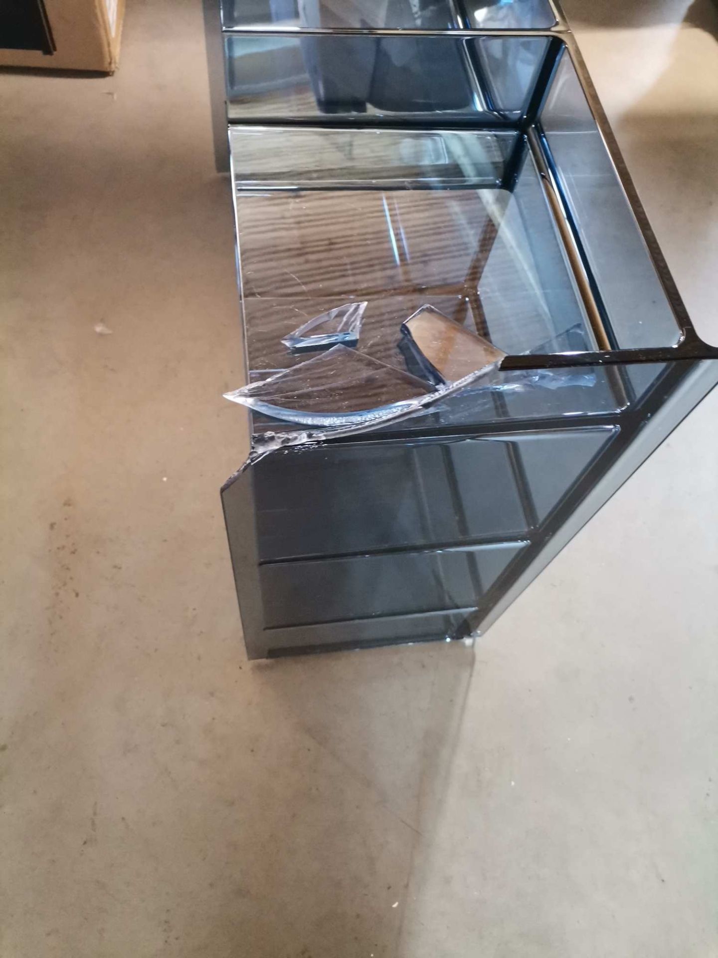 Beschädigtes Sound-Rack Regalsystem in Dämmerungsblau: Mängelexemplar mit Glasbruch und Defekten. Ideal als günstiges Designermöbel für Bastler.