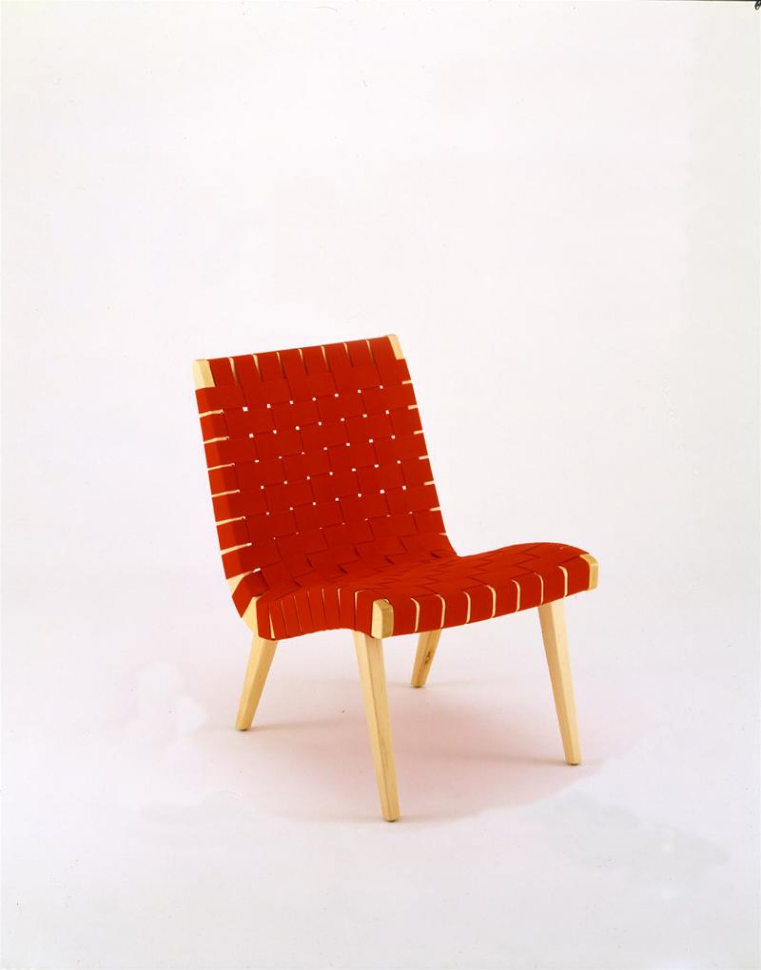Roter Risom Lounge Stuhl von Knoll International mit hellem Holzgestell, modernes Design Möbel.