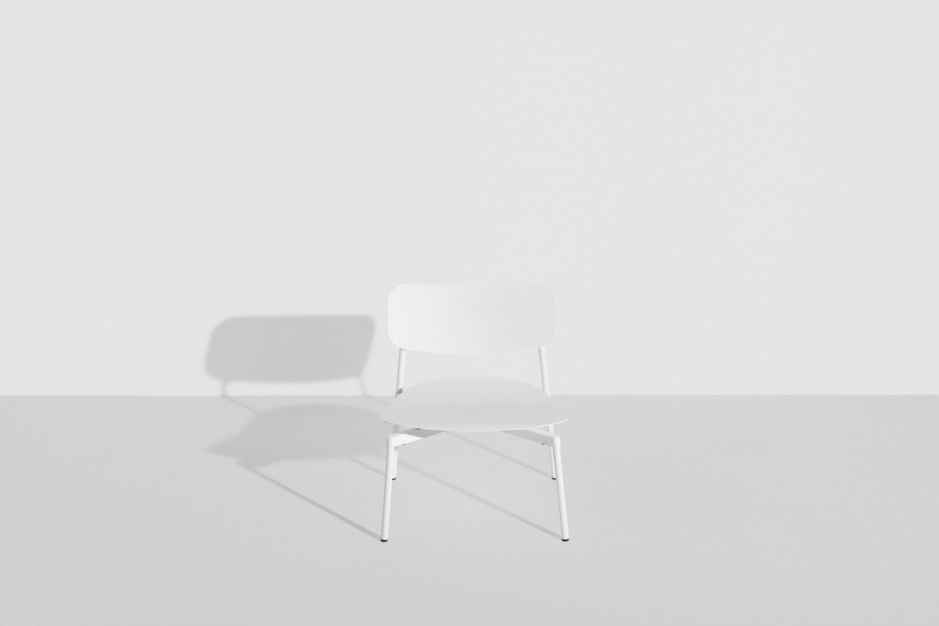 Weißer Fromme Lounge Chair Sessel von Petite Friture, minimalistisches Design für Wohnzimmer und Esszimmer.