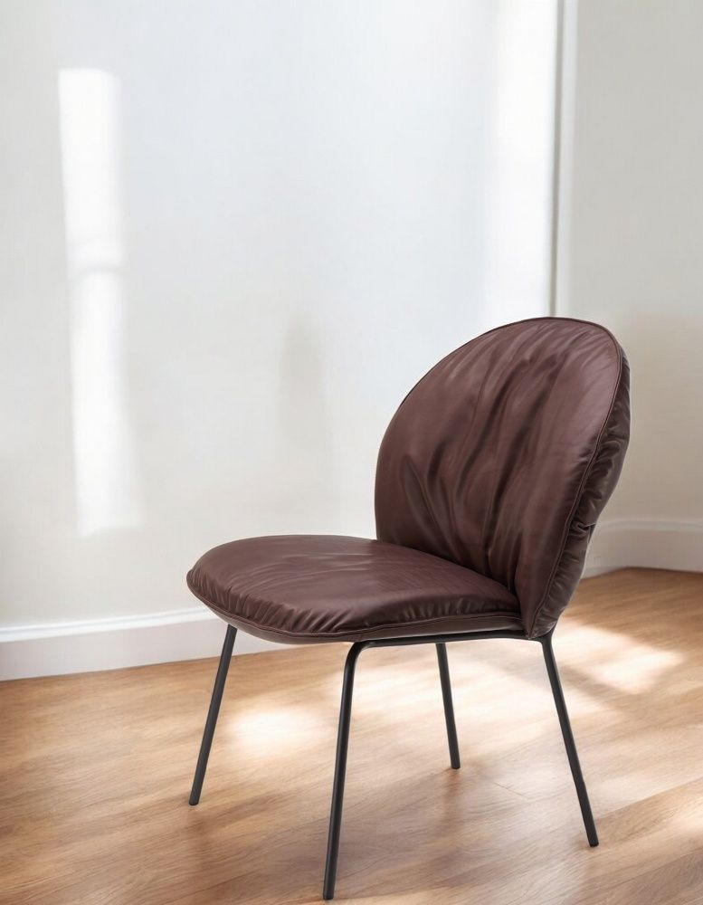 Marie Low Dining Chair von Freifrau Manufaktur: Brauner Lederstuhl mit schwarzem Metallgestell.