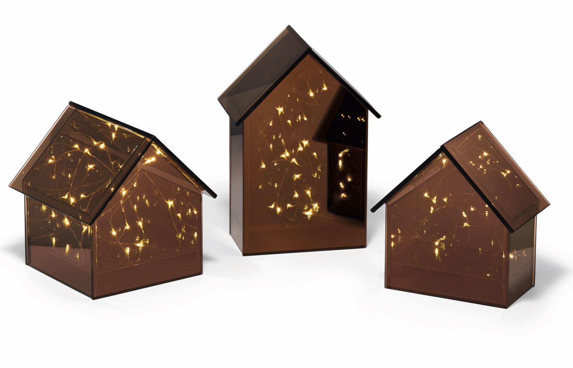 Drei braune Light House Philippi Deko-Häuser mit warmweißen Lichterketten, moderne Wohnaccessoires für stimmungsvolle Beleuchtung.