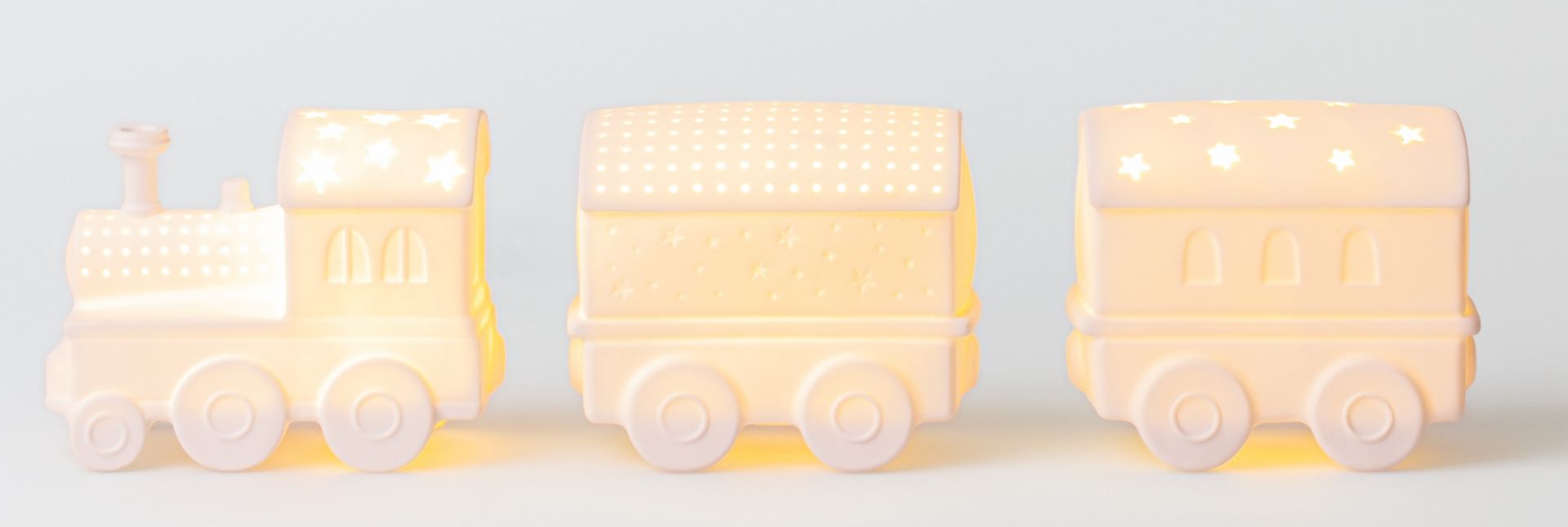 LED Lichtzug Set Räder: Niedlicher, beleuchteter Spielzeugzug mit Sternenmuster für Kinderzimmer, Nachtlicht.