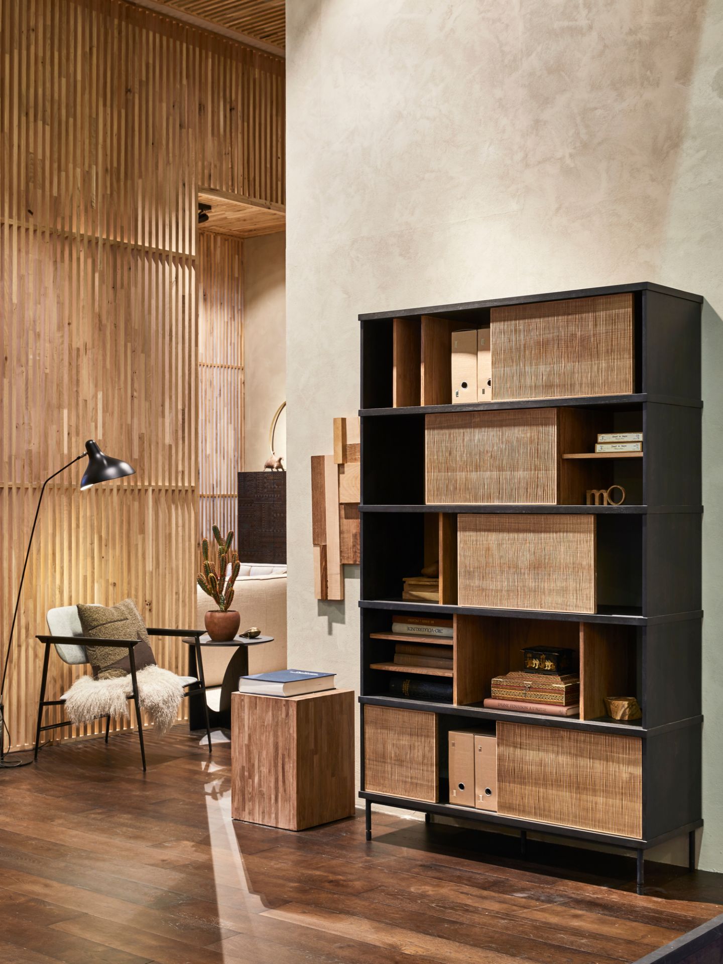 Oscar Regal von Ethnicraft mit fünf Schiebetüren aus Rattan, modernes Wohnzimmer Design.