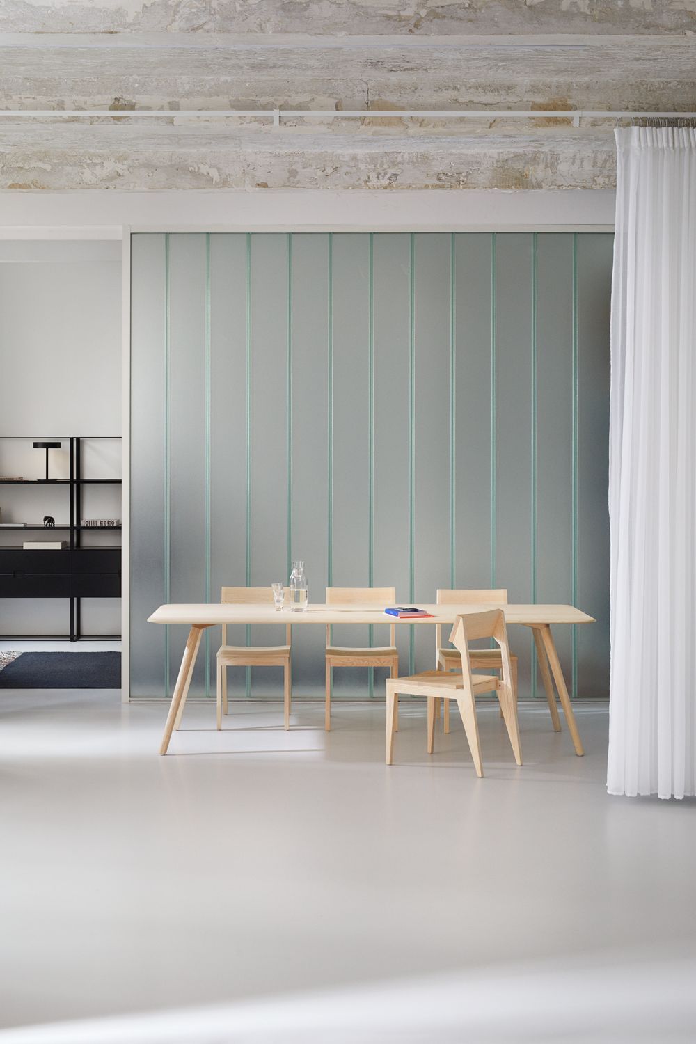 MEYER Tisch Large OUT: Heller Esstisch aus Holz mit Stühlen in modernem Interieur.