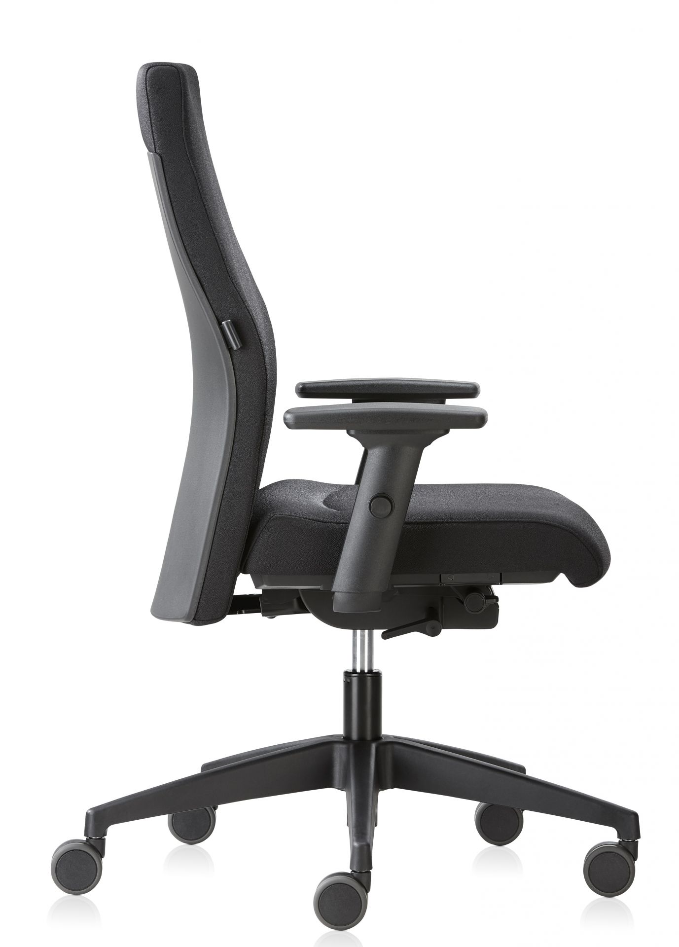 Schwarzer Famos Drehstuhl von Interstuhl, ergonomischer Bürostuhl mit Armlehnen und Rollen, Seitenansicht.