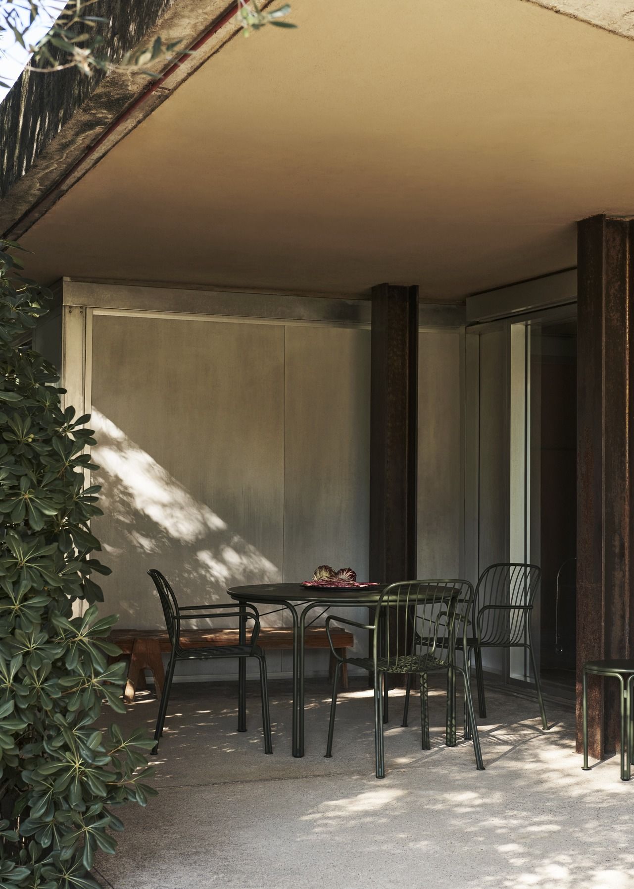 AndTradition Thorvald SC94 Outdoor Dining Chair Stuhl, grüne Gartenmöbel mit Tisch und Stühlen auf Terrasse.