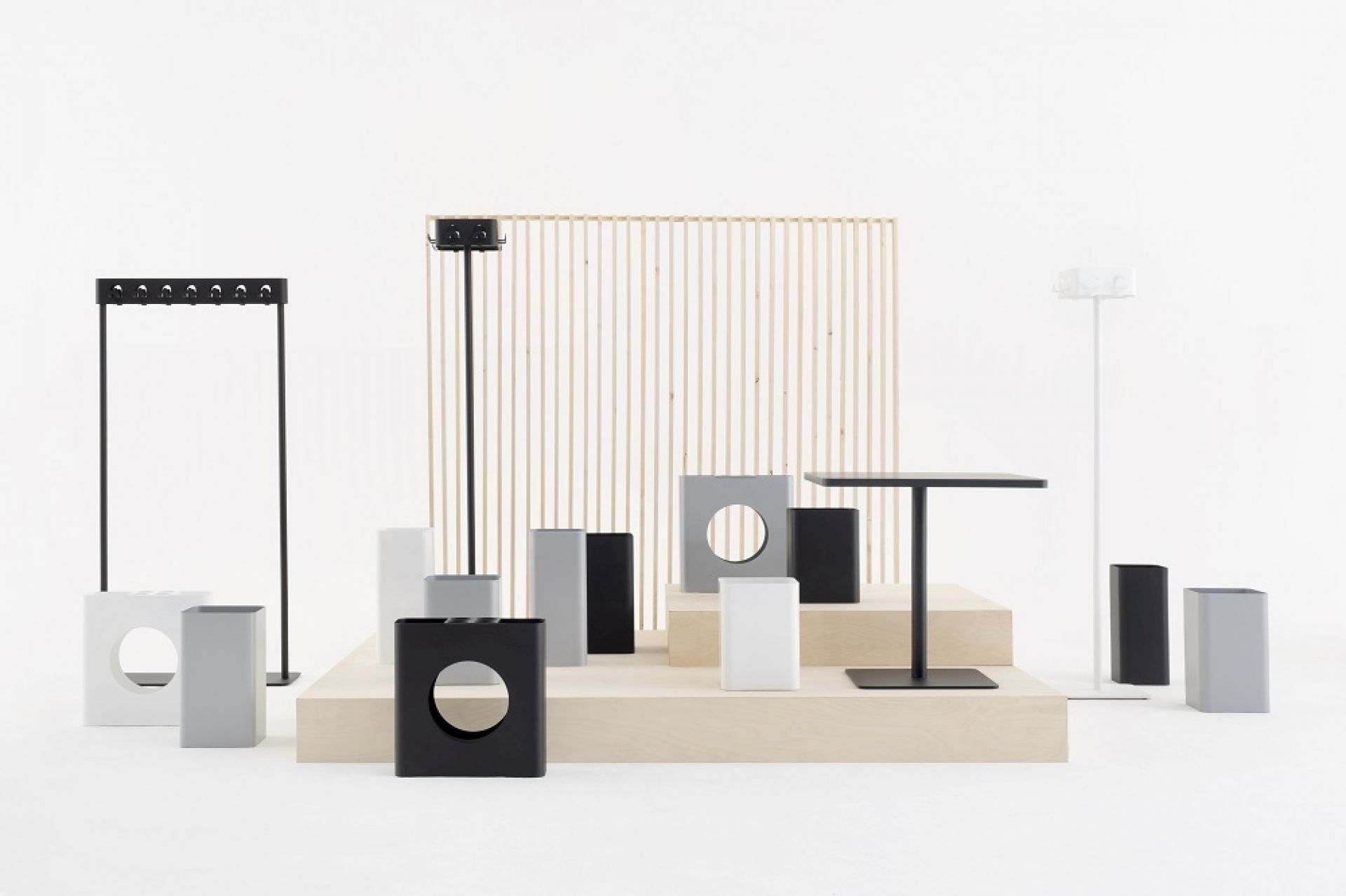 Flow I Schirmständer von Cascando in Schwarz, Weiß und Grau, modernes Design für Büro und Zuhause.