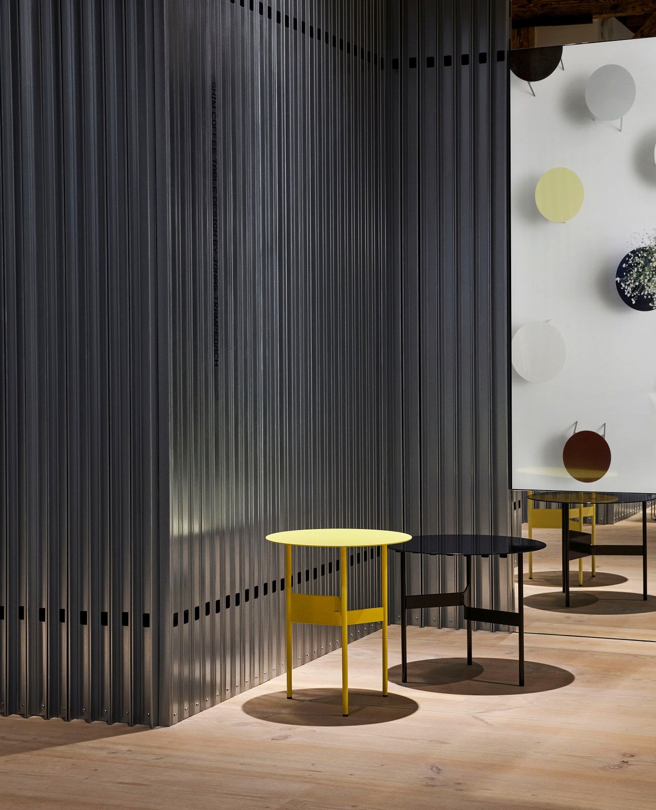 Gelber und schwarzer Hay Shim Table Beistelltisch vor einer grauen Wand. Moderne Möbel für Wohnzimmer.