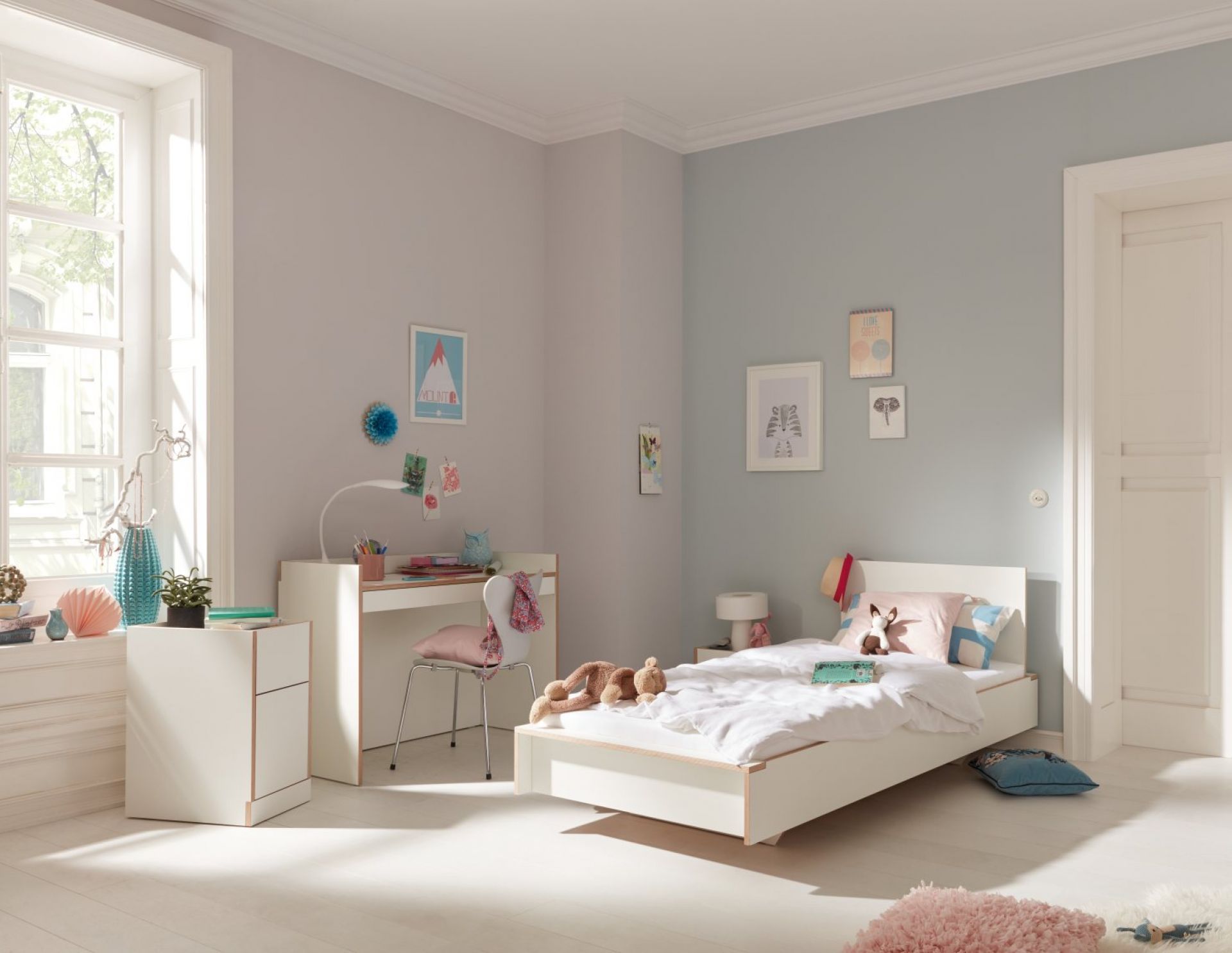 Helles Kinderzimmer mit weißem Flai Bett von Müller Möbelwerkstätten, Breite 140 cm.