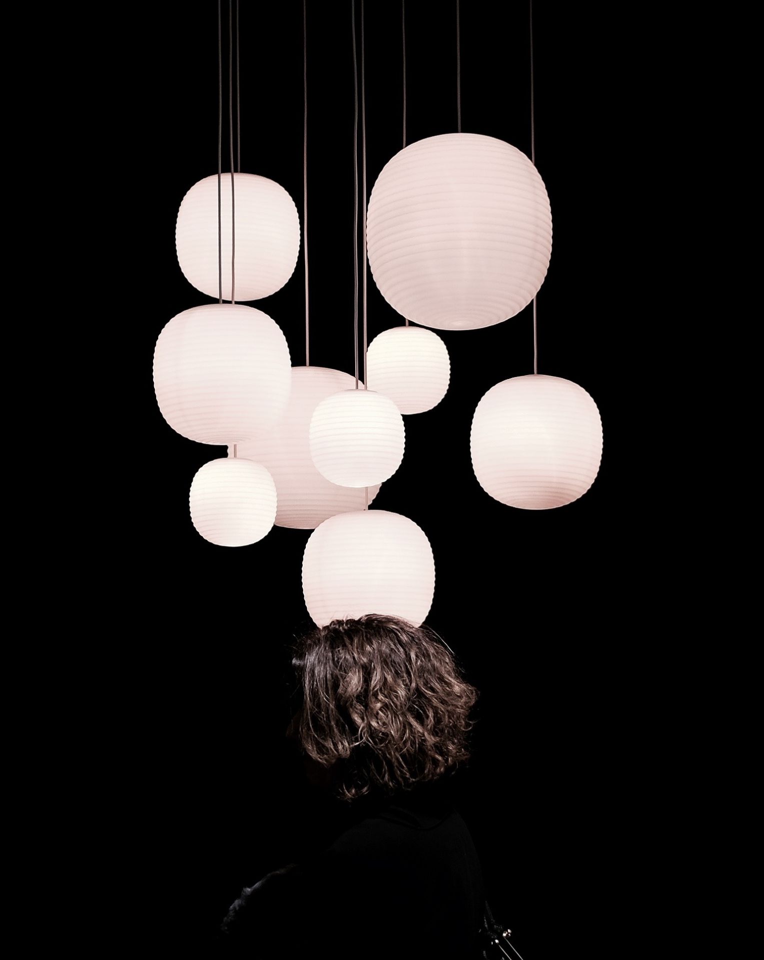 Nahaufnahme der New Works Lantern Pendelleuchte Ø 40 cm, weiße Hängelampe im modernen Design.