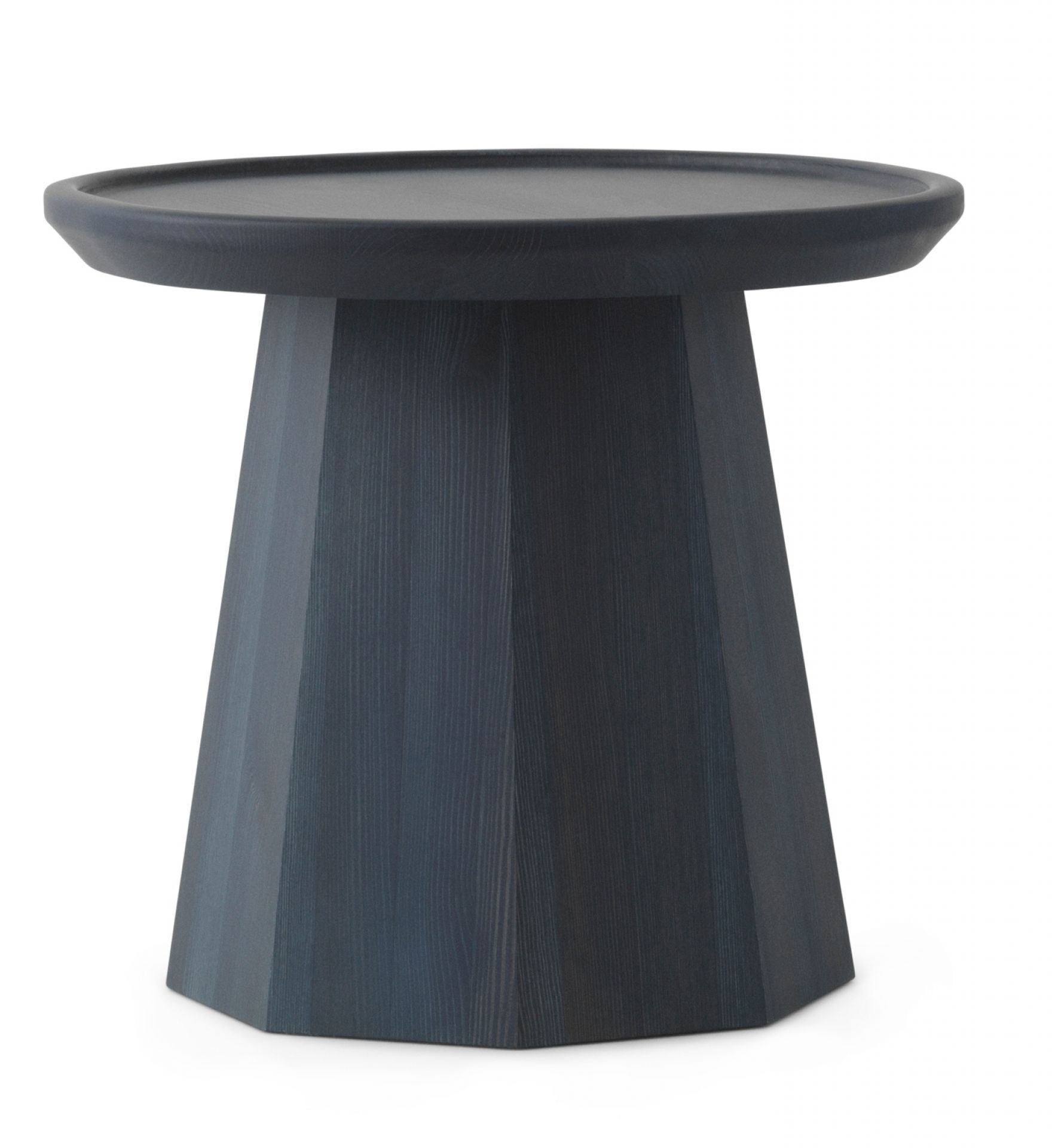 Dunkelblauer Pine Table Beistelltisch von Normann Copenhagen, kleiner Holztisch für Wohnzimmer.
