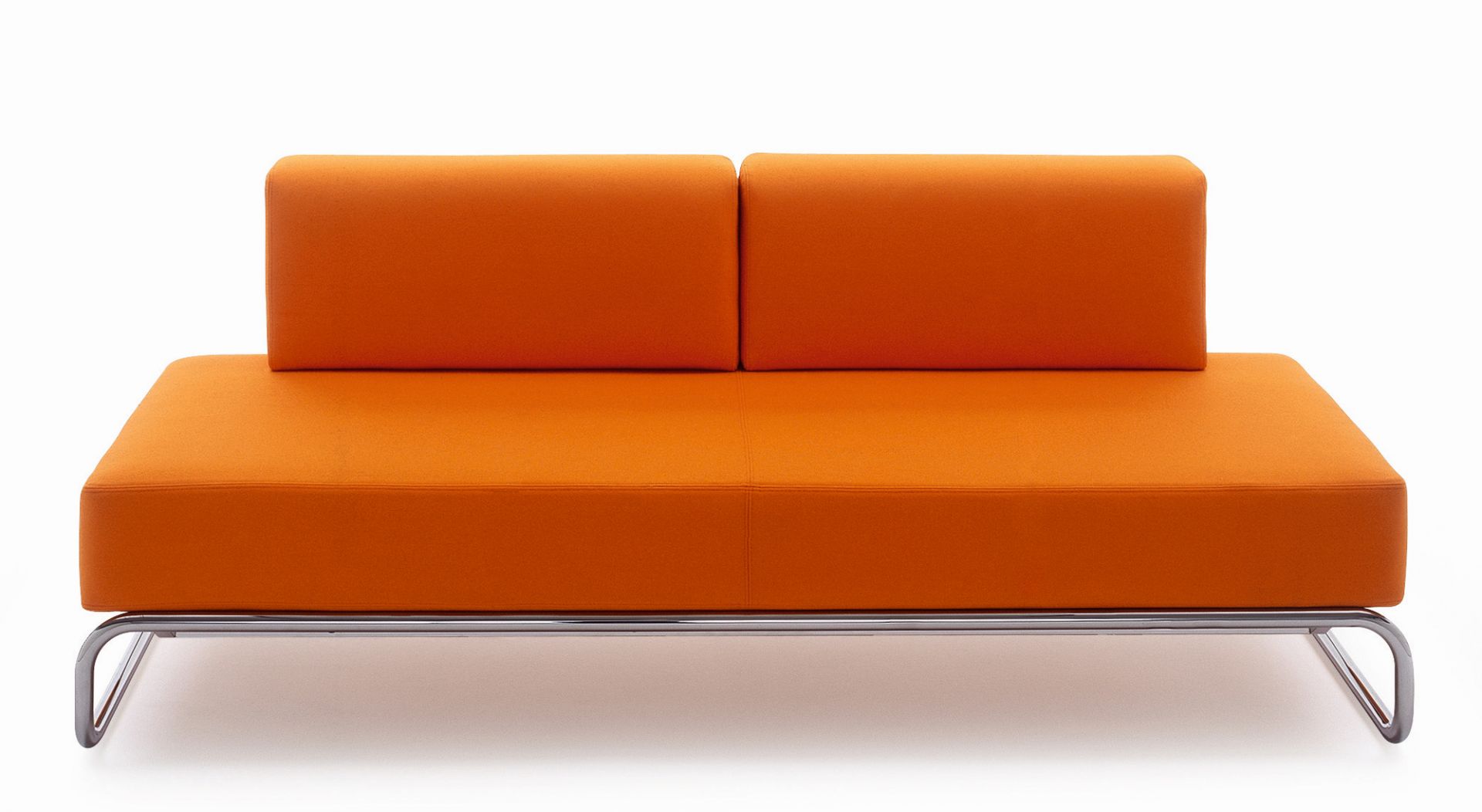 Oranges Thonet S 5200 Sofa mit hohem Polsterteil und Chromgestell, modernes Designmöbel für Wohnen und Büro.