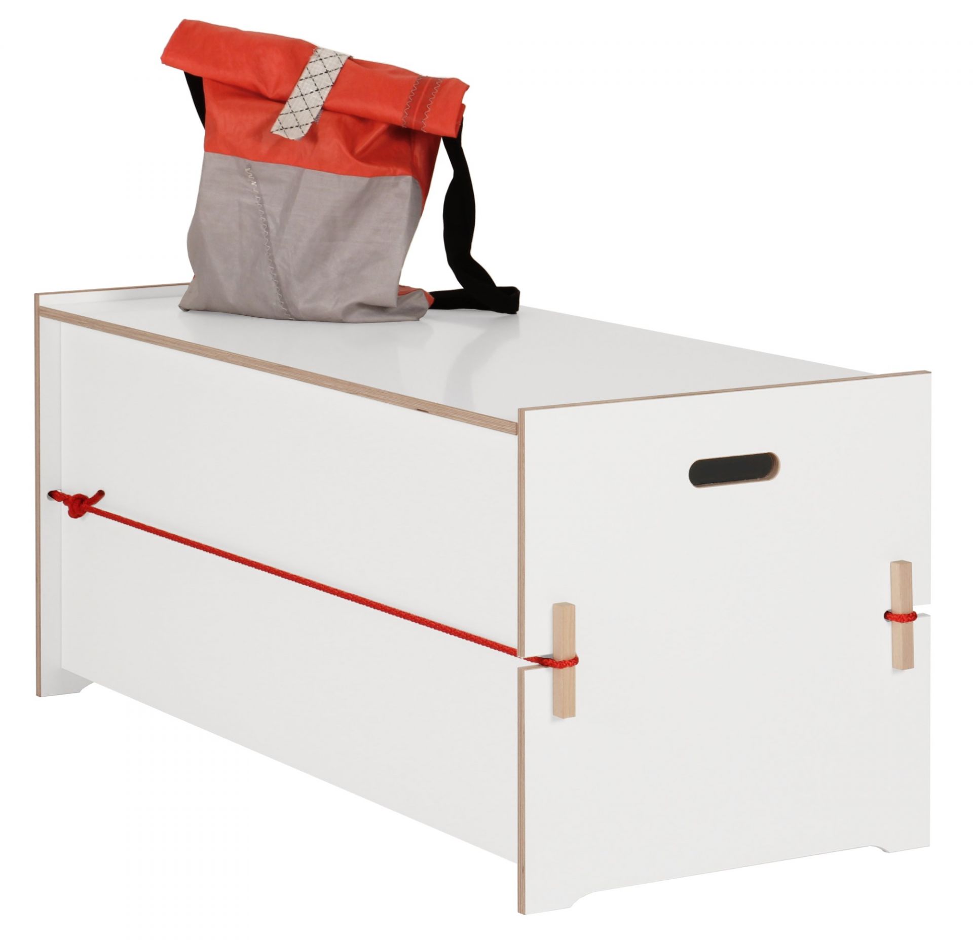 Trude von Nils Holger Moormann: Weiße Aufbewahrungsbox mit roter Kordel und farbigem Rucksack.