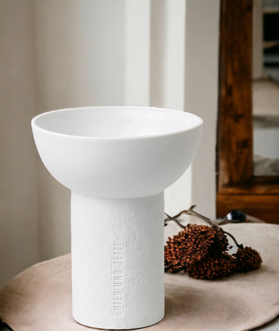 Weiße Formsprache Vase "Hier und Jetzt" von Räder, moderne Keramikvase für Blumen und Dekoration.