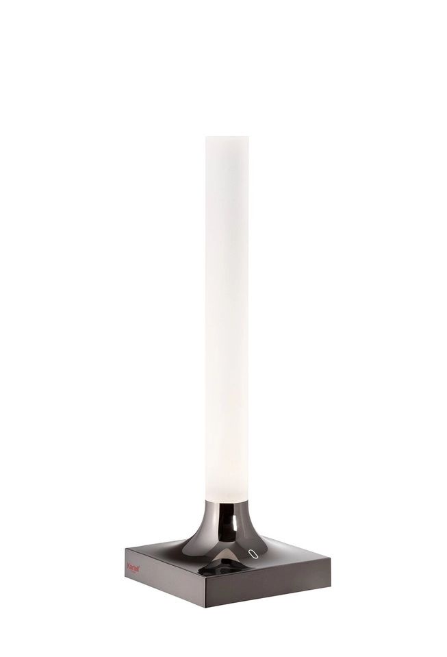 Goodnight Akkuleuchte von Kartell: Moderne Tischleuchte mit quadratischem Sockel und zylindrischem Leuchtkörper.