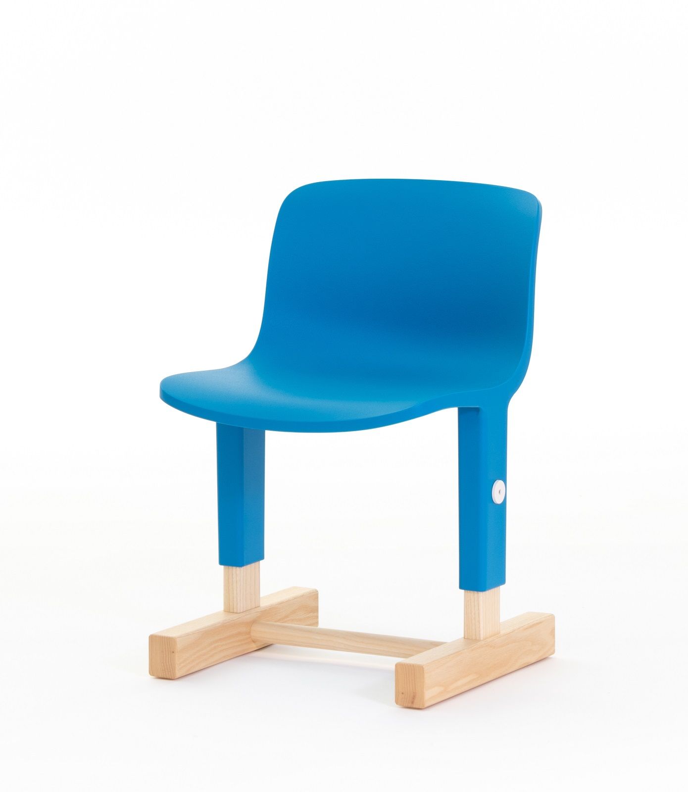 Blauer Little Big Chair Kinderstuhl von Magis, höhenverstellbar, mit Holzfuß auf weißem Hintergrund.
