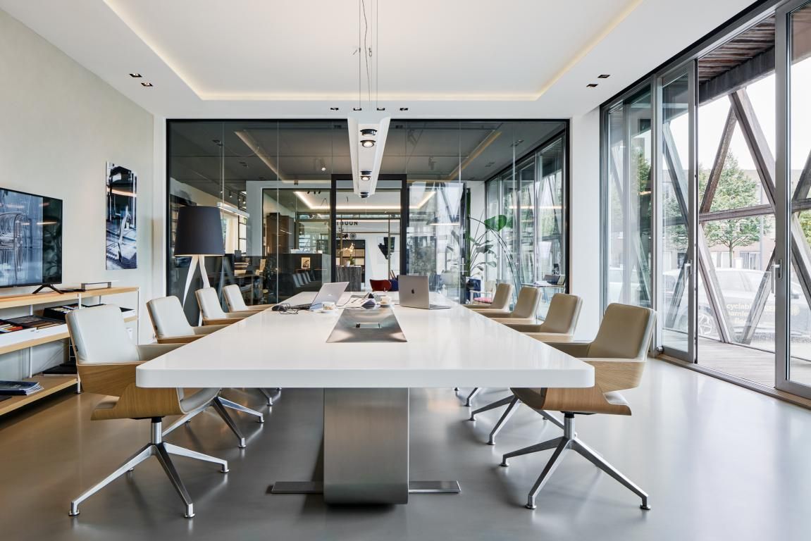 Konferenzraum mit weißem Tisch und mehreren S 847 D Drehsesseln von Thonet.