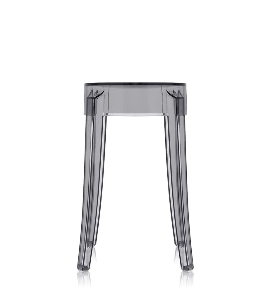 Grauer Kartell Hocker, Modell Charles Ghost, aus transparentem Kunststoff, modernes Möbeldesign.