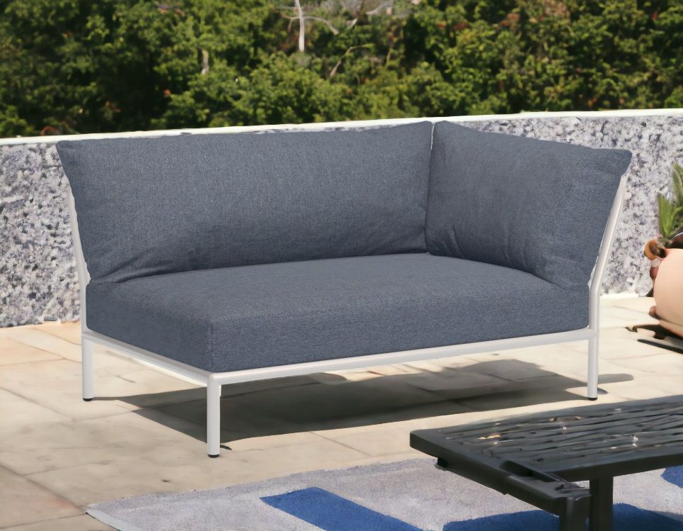 Houe Level 2 Outdoor Sofa mit grauem Bezug und weißem Rahmen für den Garten.