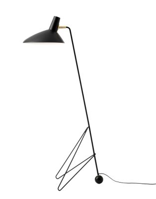 Schwarze Tripod HM8 Stehleuchte von AndTradition mit kegelförmigem Lampenschirm und filigranem Metallgestell.