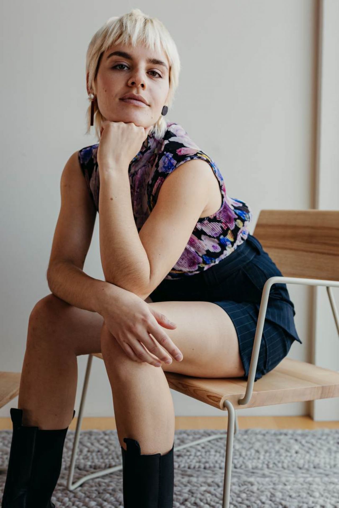 D:007 Loungechair Kohleschwarz von Fuchs & Habicht: Nahaufnahme einer Person, die auf dem Stuhl sitzt.