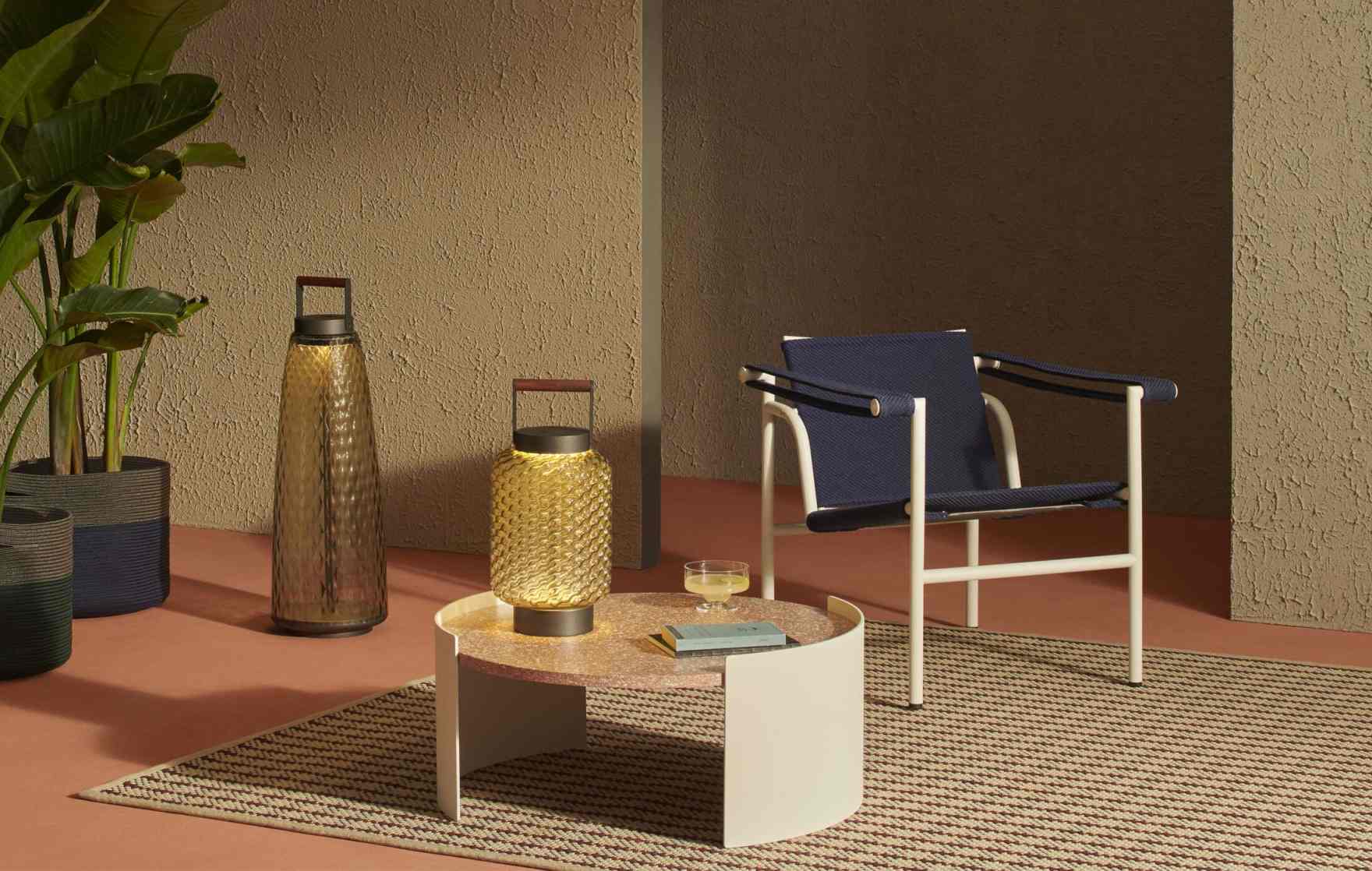 Cassina Singapore Sling Akkuleuchte: Stehleuchte und Tischleuchte im Outdoor-Bereich, warmes Licht.