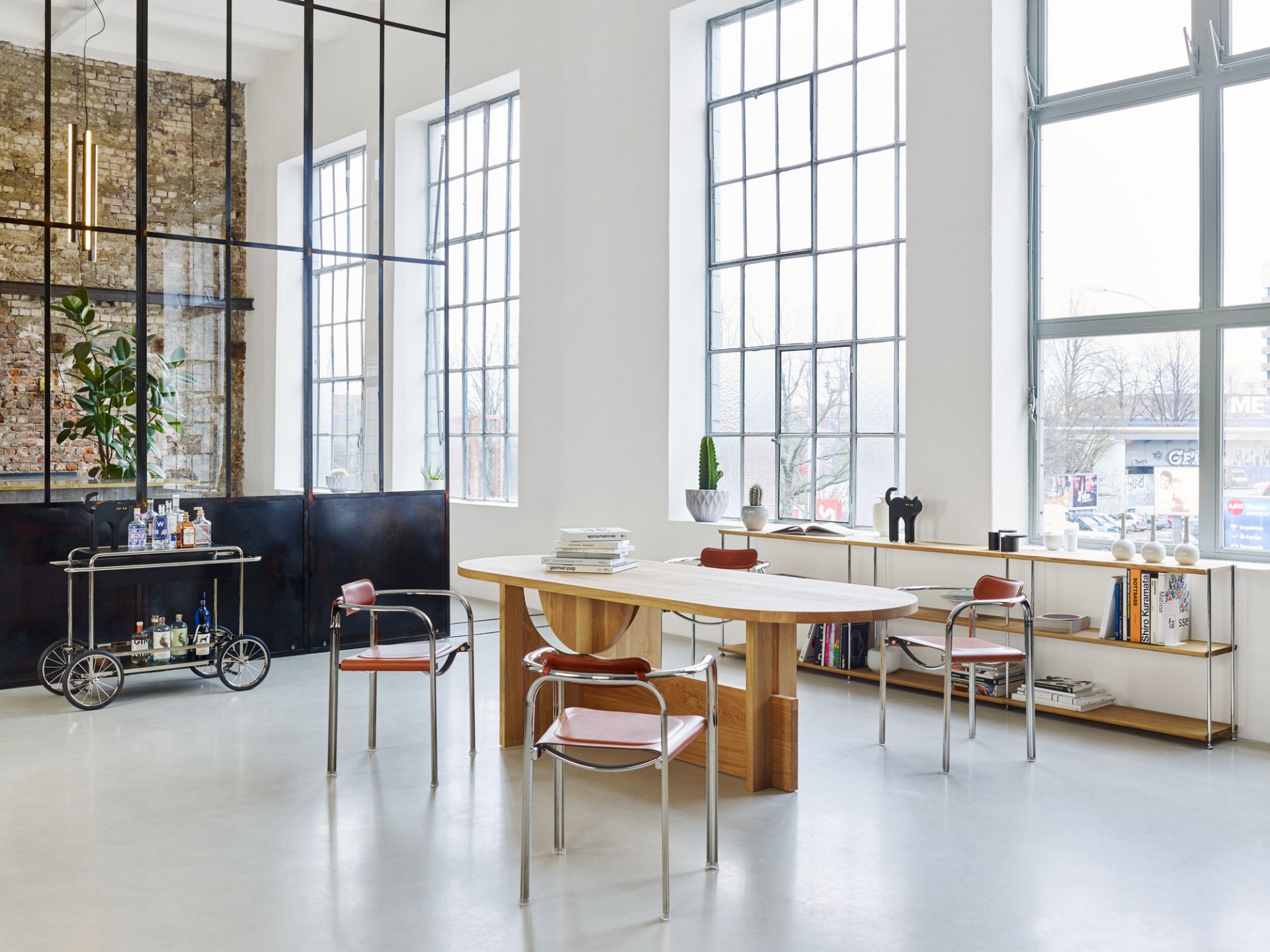 Helle Loft mit Esstisch und vier Tecta Split Chair Stühlen mit Lederbezug.