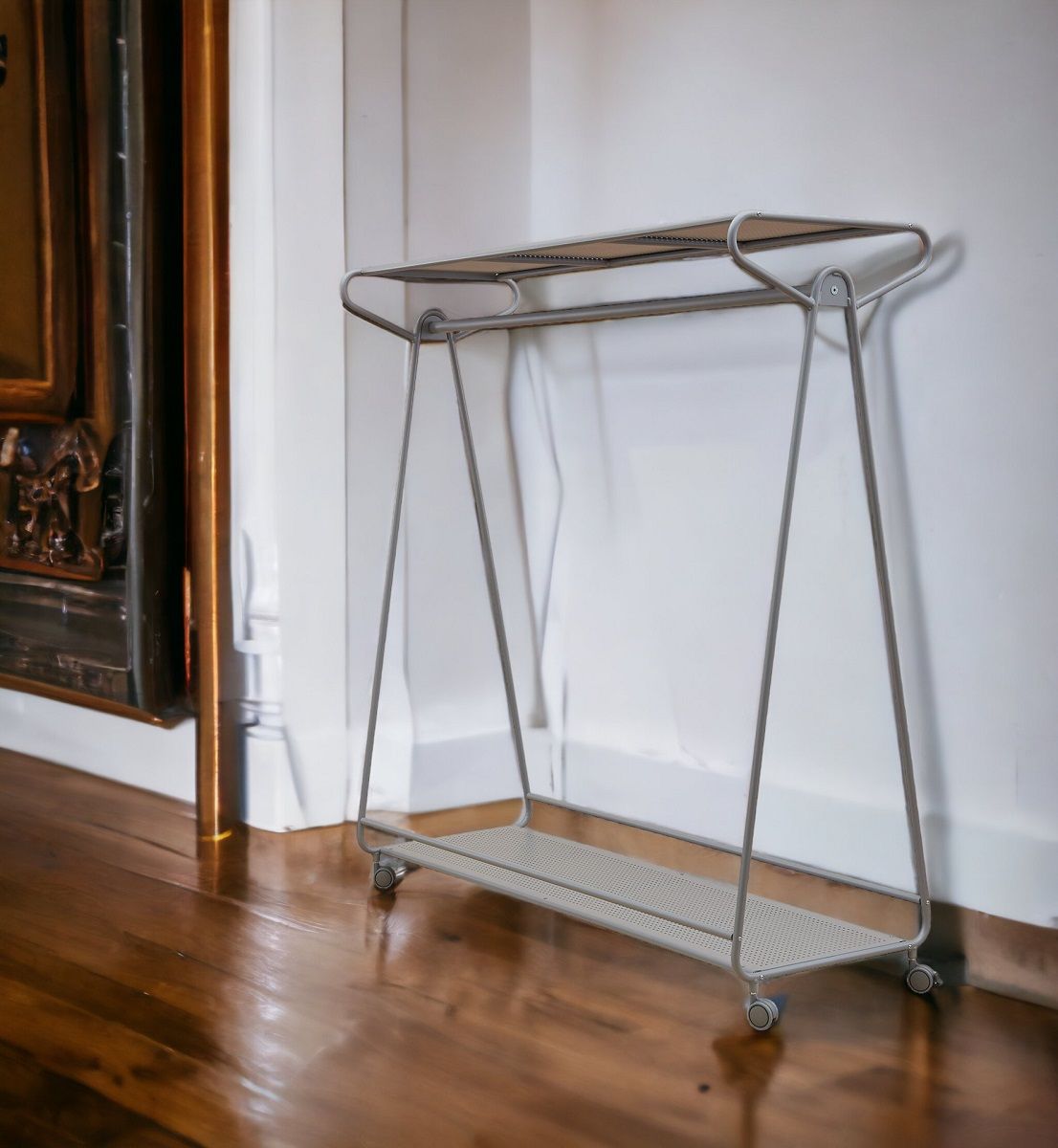 Ellipse Garderobe auf Rollen von Segis, Aluminium, mit Hutablage und Taschenablage. Praktische mobile Kleiderständer Lösung.