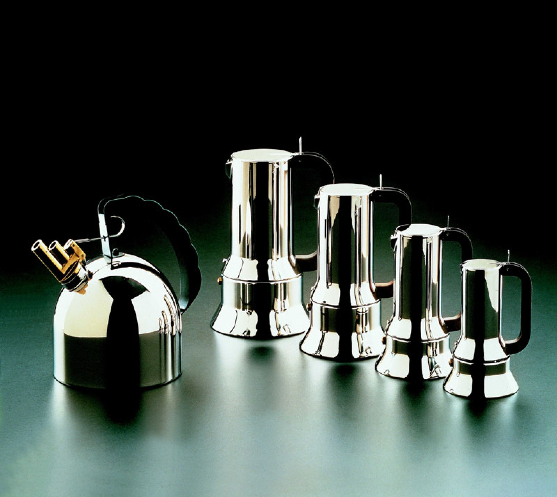Produktfoto: Alessi Espressokocher 9090/3 und Wasserkocher aus poliertem Edelstahl in verschiedenen Größen.