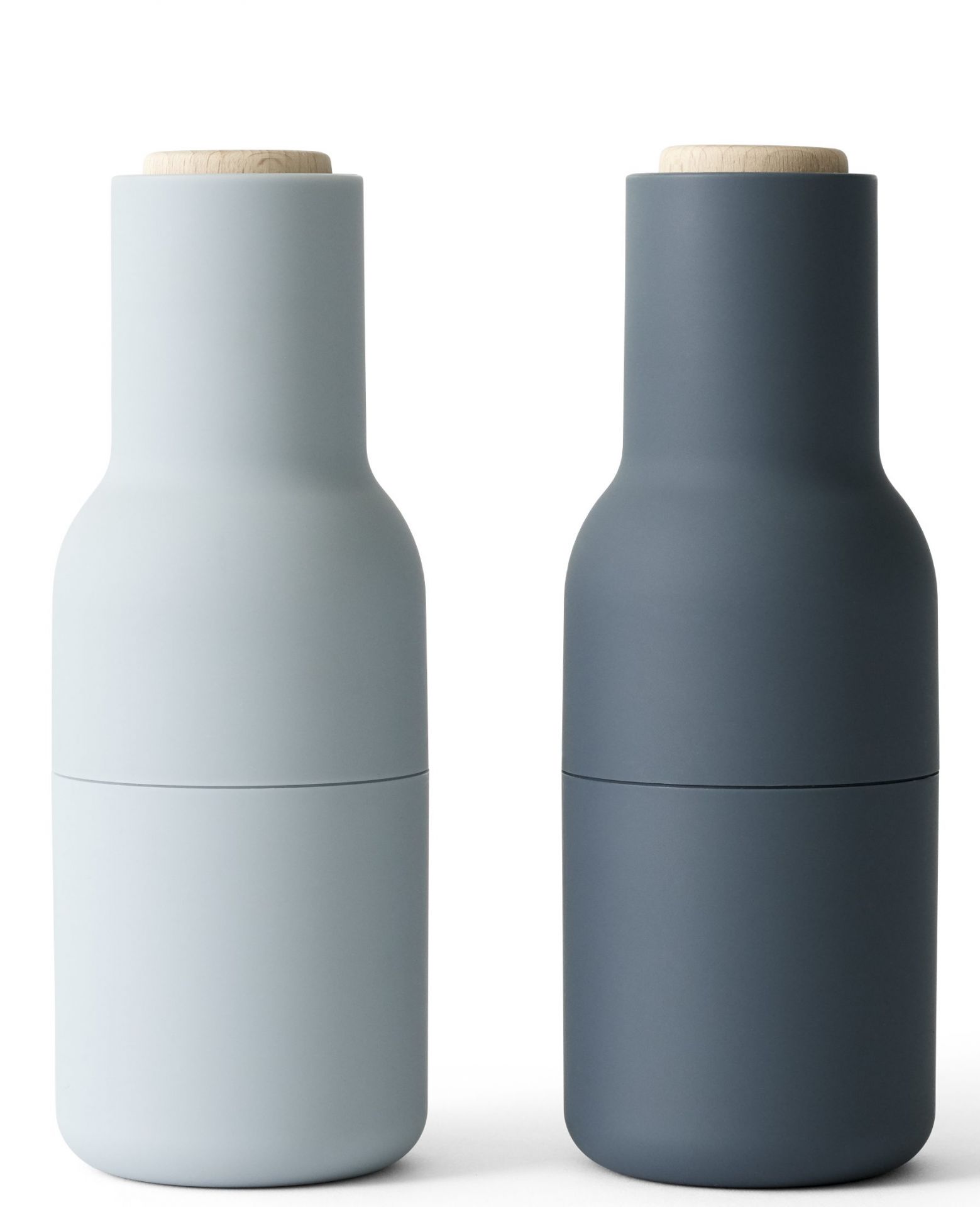 Zwei Bottle Grinders von Audo in Hellgrau und Dunkelgrau mit Eichenholz-Aufsatz.