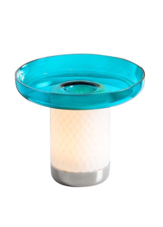 Bontà Akkuleuchte von Artemide: Tischleuchte mit blauem Glasaufsatz und weißem, leuchtendem Lampenkörper.