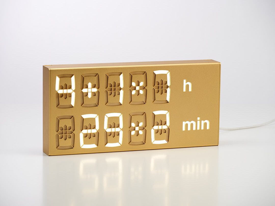 Goldene Albert Clock LED Digitaluhr, eine stilvolle Tischuhr oder Wanduhr mit floralen Mustern.