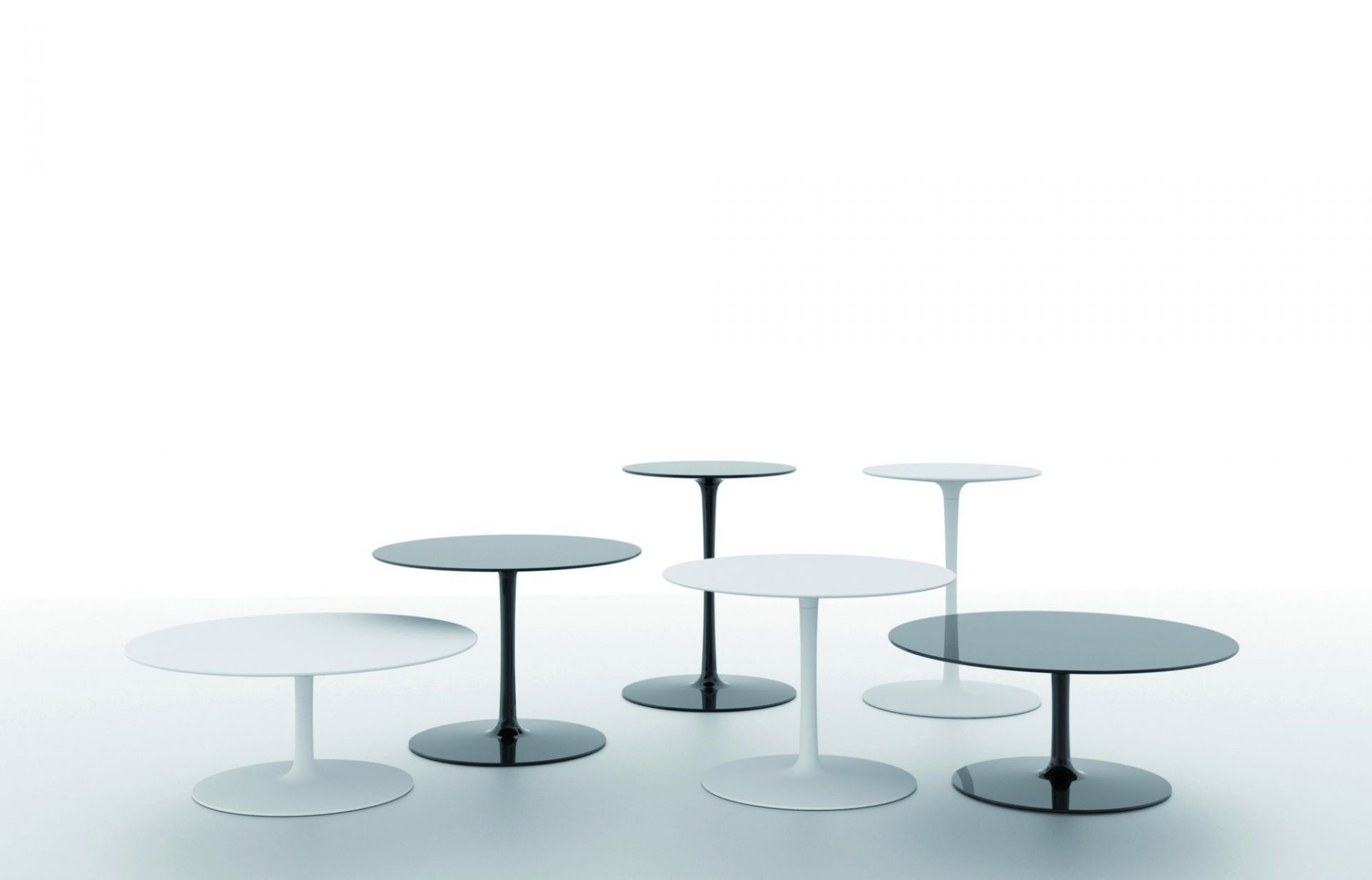 Gruppe von MDF Italia Flow Low Table Couchtischen in Schwarz und Weiß.