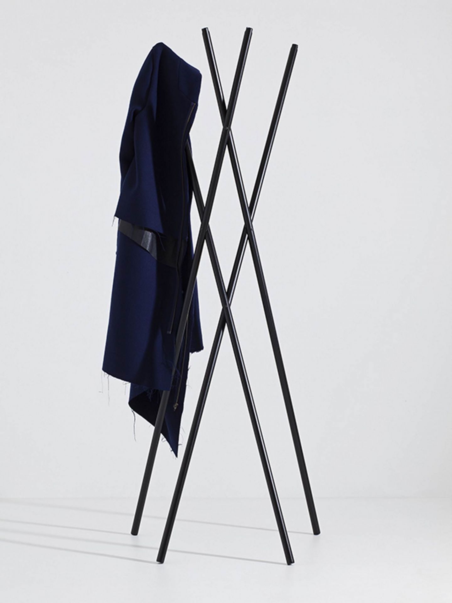 Schwarze Hash Garderobe von New Tendency mit blauem Mantel, moderne Flurgarderobe für Jacken und Mäntel.