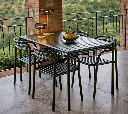 Rechteckiger Bliss Esstisch von Cane-Line in Desert-sand mit vier Stühlen für den Outdoor-Bereich.