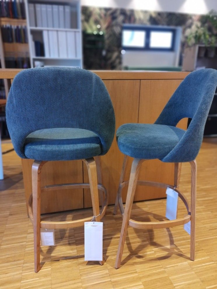 Zwei blaue Saarinen Barhocker von Knoll International mit Holzbeinen, Ausstellungsstücke.