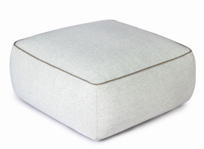 Maliha Lounge Hocker von Weishäupl in Pebble: Quadratischer Outdoor Hocker in hellem Grau.