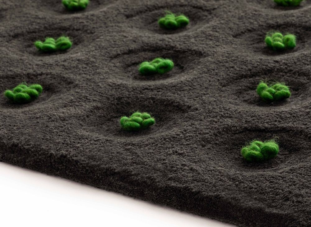 Detailansicht des La Geria Teppichs von Gan: Rechteckiger Wollteppich mit grünen Akzenten.