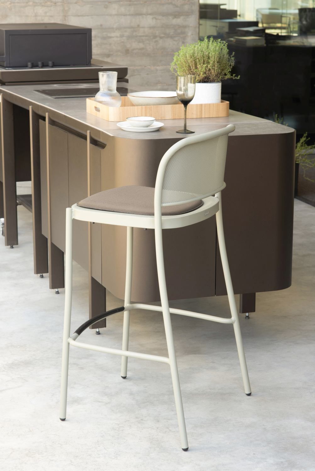 Café Barstool Barhocker von Emu, weißes Metallgestell mit braunem Sitzkissen, für den Außenbereich.