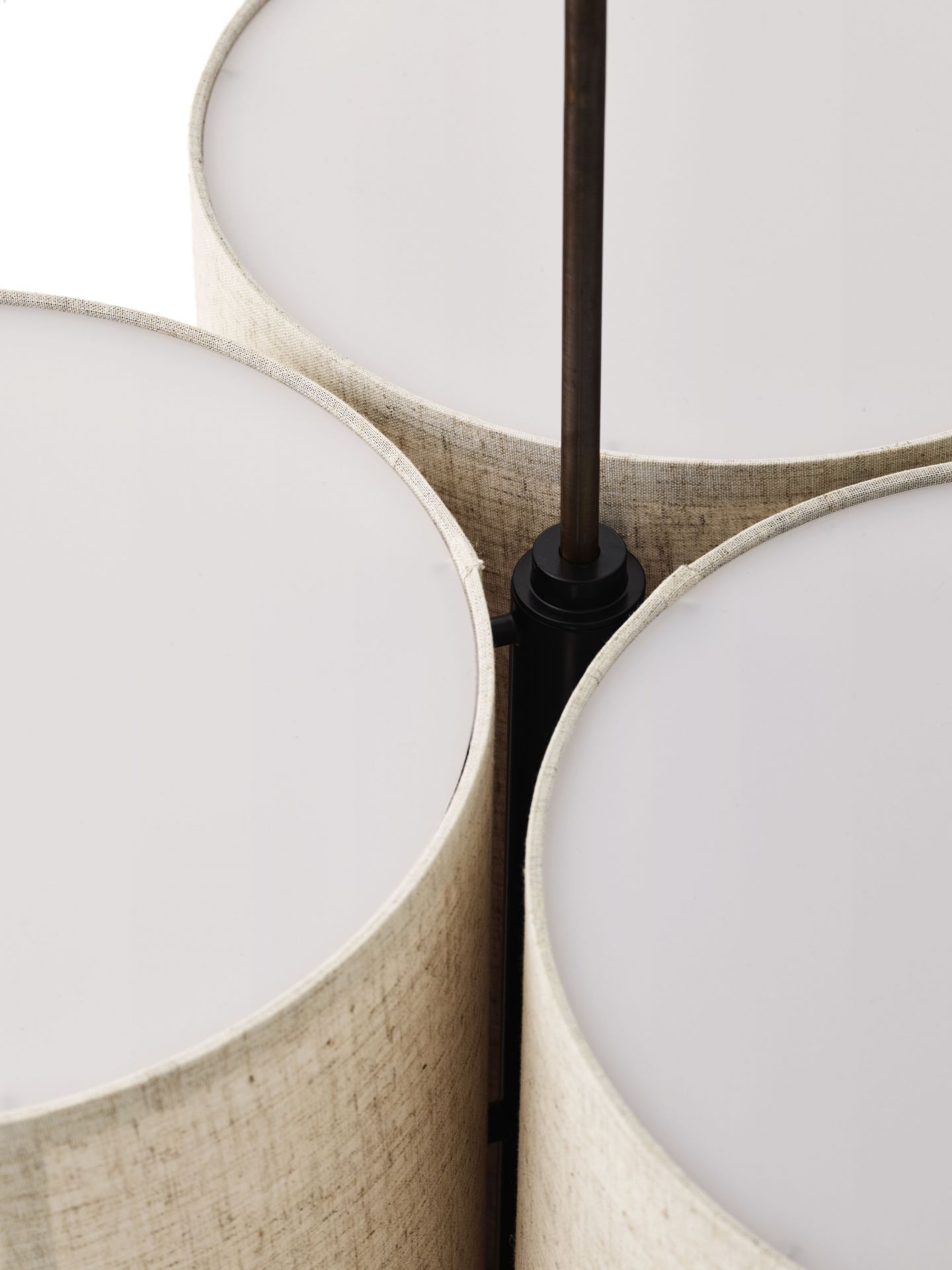 Detailaufnahme der Hashira Pendelleuchte mit drei Lampenschirmen aus Leinenstoff. Moderne Hängeleuchte für Wohnraum.