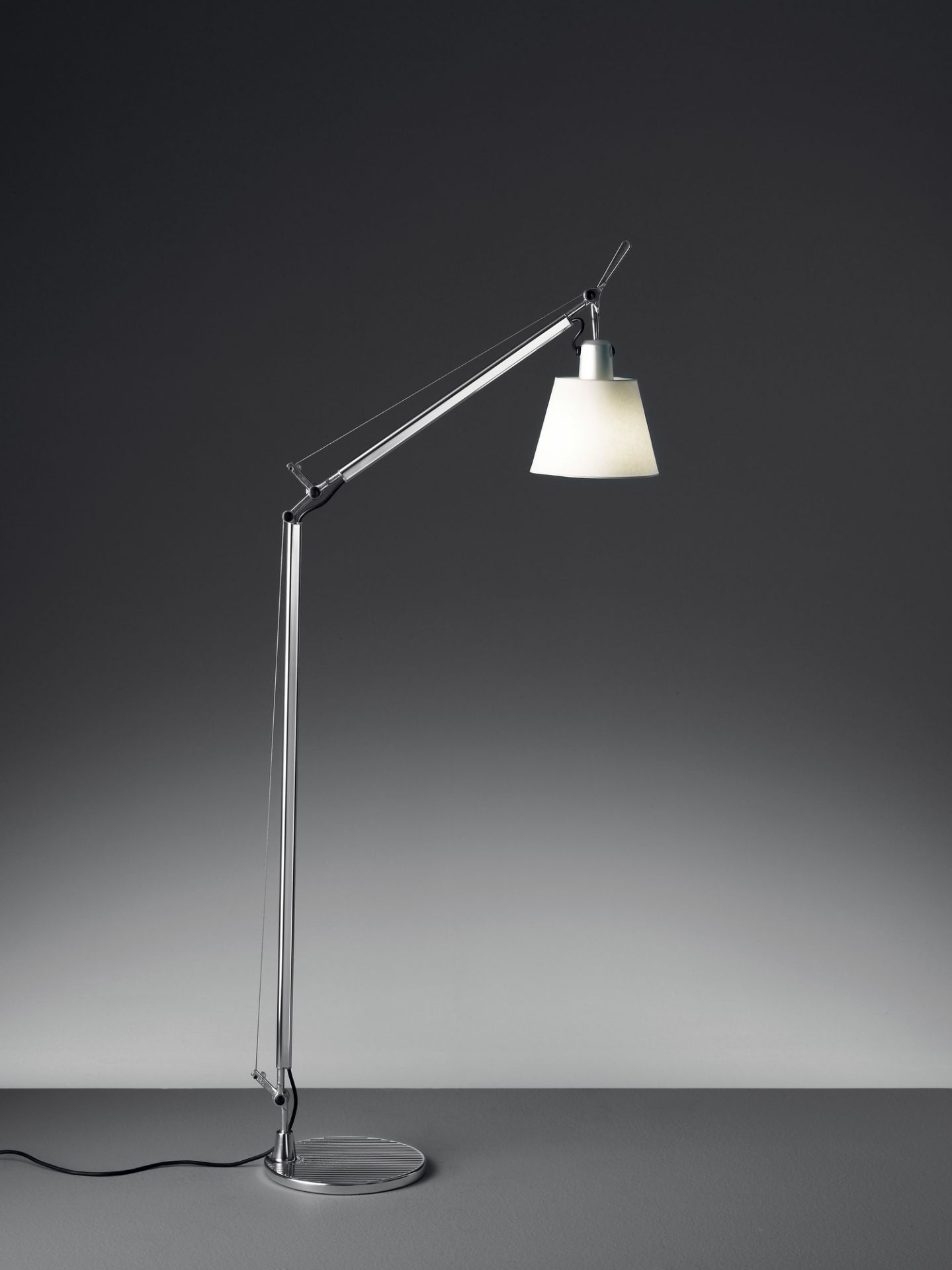 Artemide Tolomeo Basculante Stehleuchte mit Schirm, modernes Design, verstellbarer Arm, ideal als Leseleuchte.