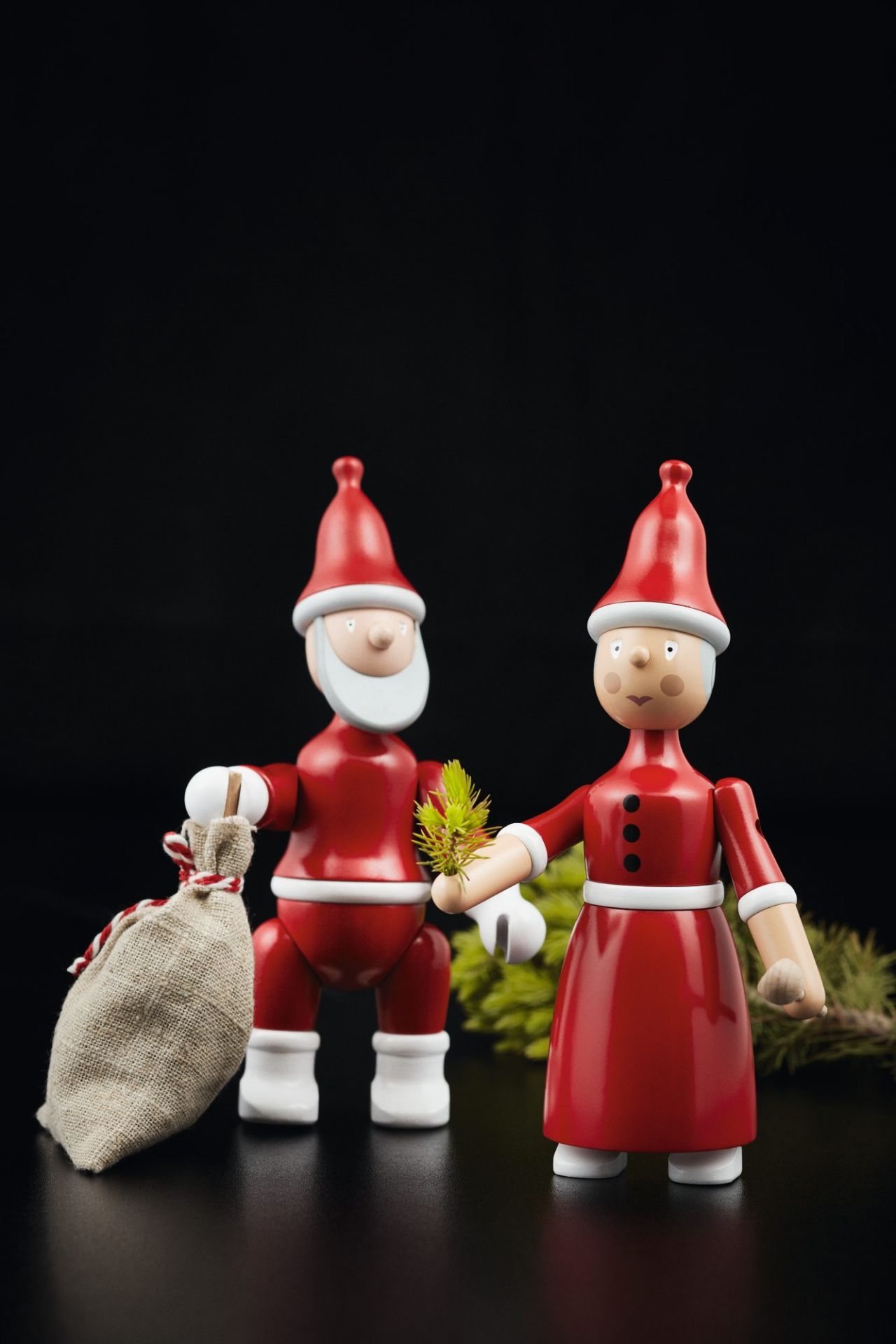 Kay Bojesen Weihnachtsmann und Weihnachtsfrau aus Holz, festliche Weihnachtsdekoration für Sammler und Liebhaber.