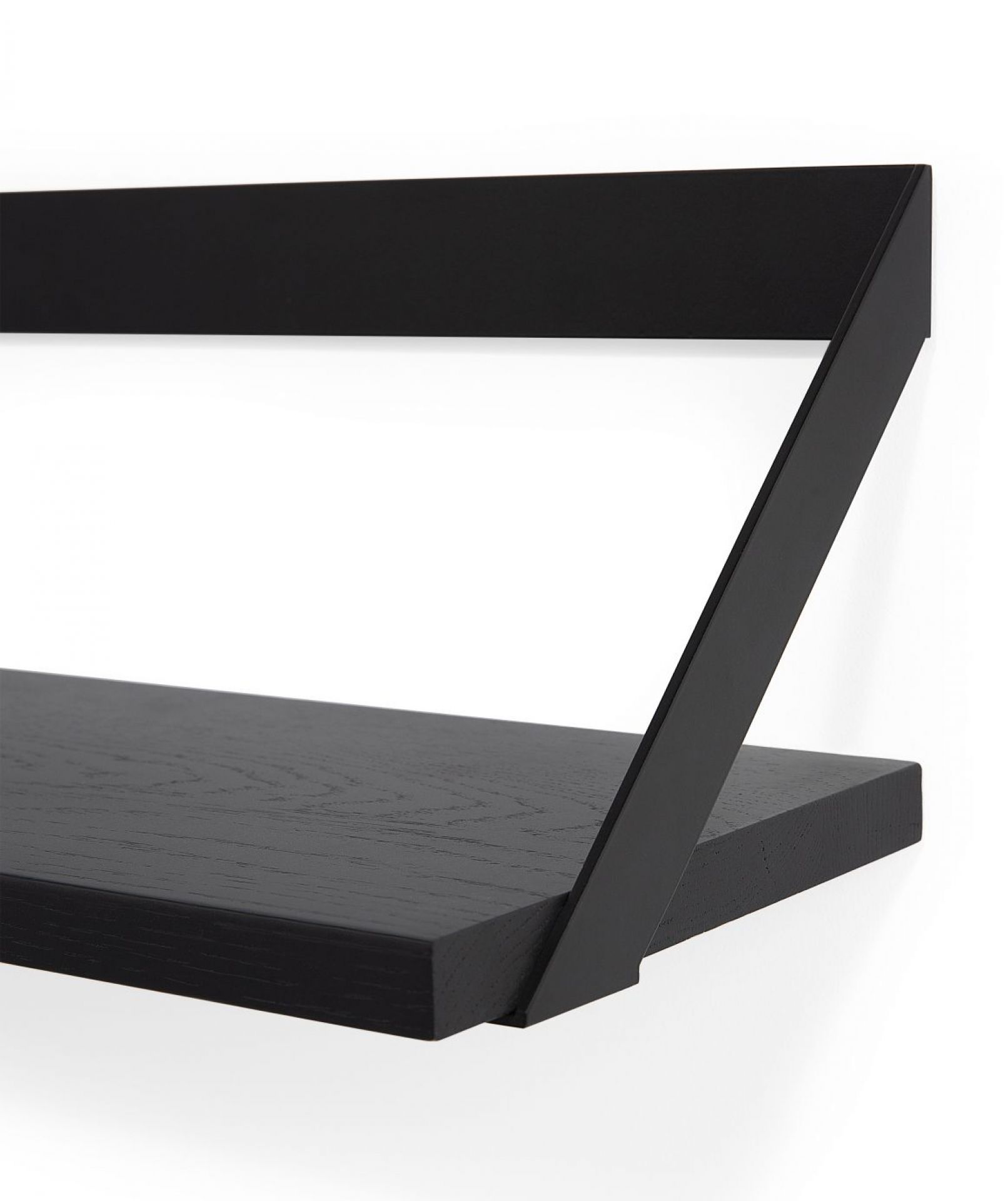 Nahaufnahme des Ribbon Regals von Ethnicraft, Eiche schwarz, Wandregal.