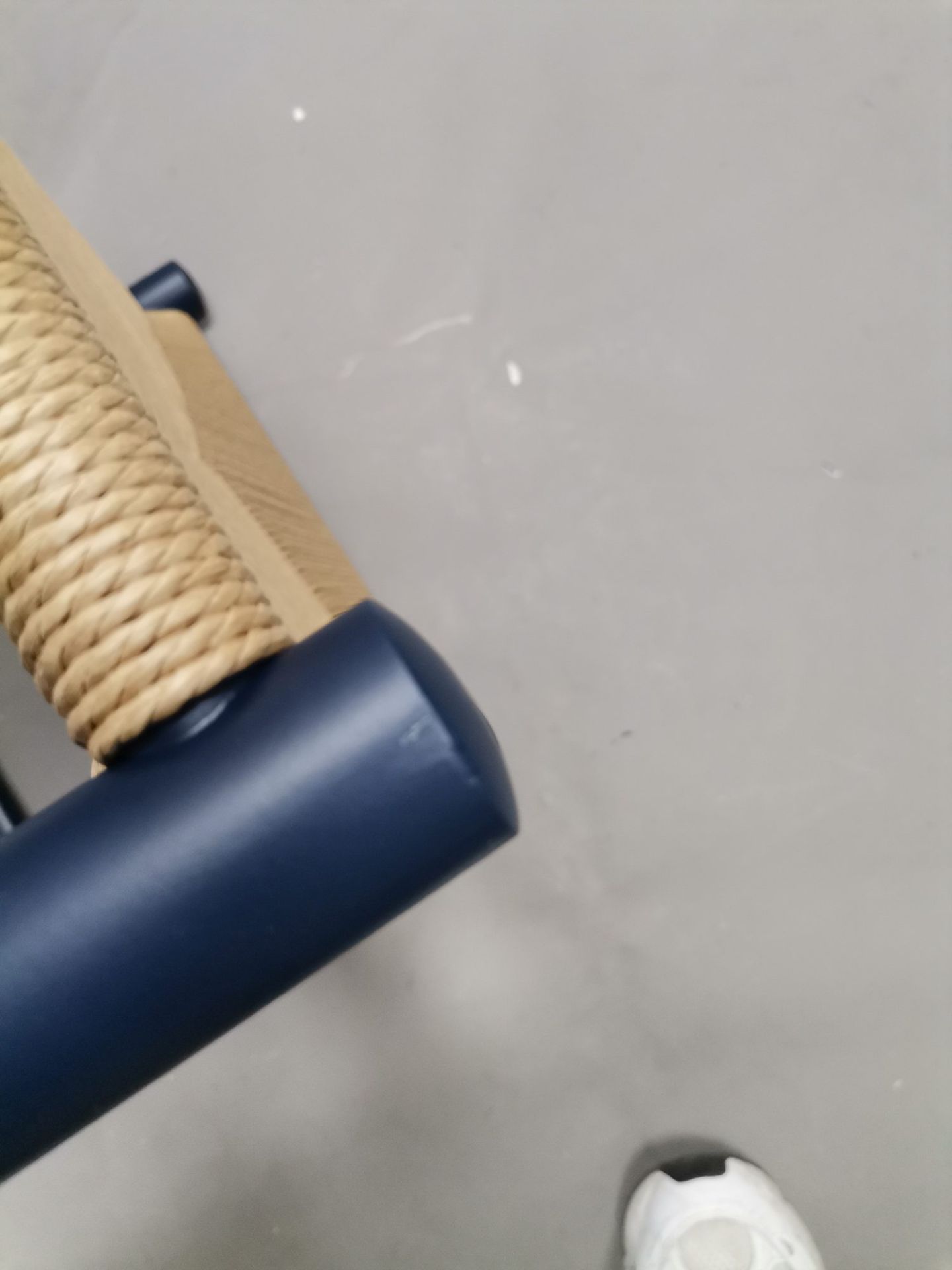 Detailaufnahme: Blauer CH53 Hocker von Carl Hansen & Søn, Sitzfläche aus Kordel, Mängelexemplar.