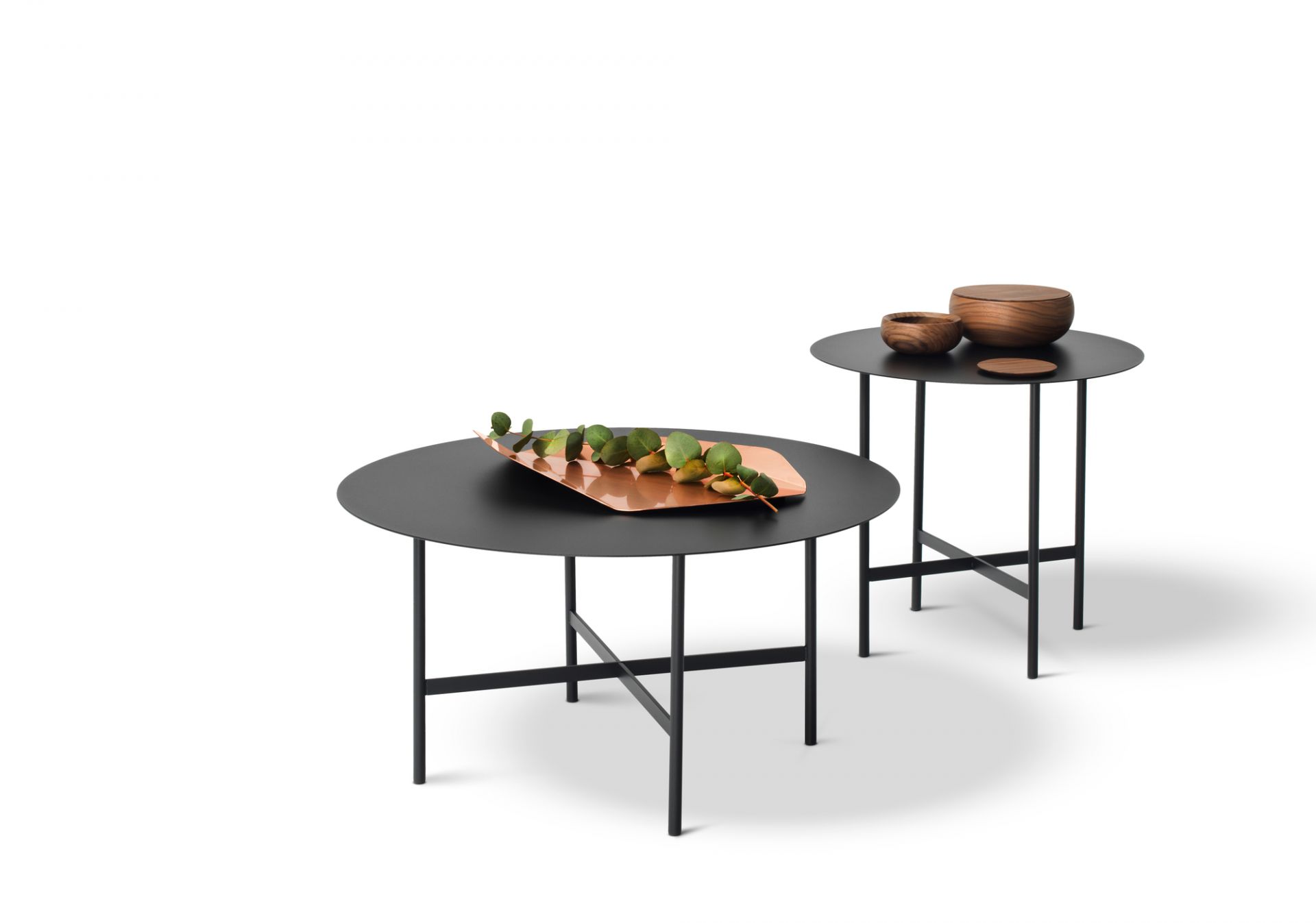 BETA Couchtisch und Beistelltisch von Müller Möbelfabrikation in Rauch matt mit Dekoration. Moderner runder Tisch.