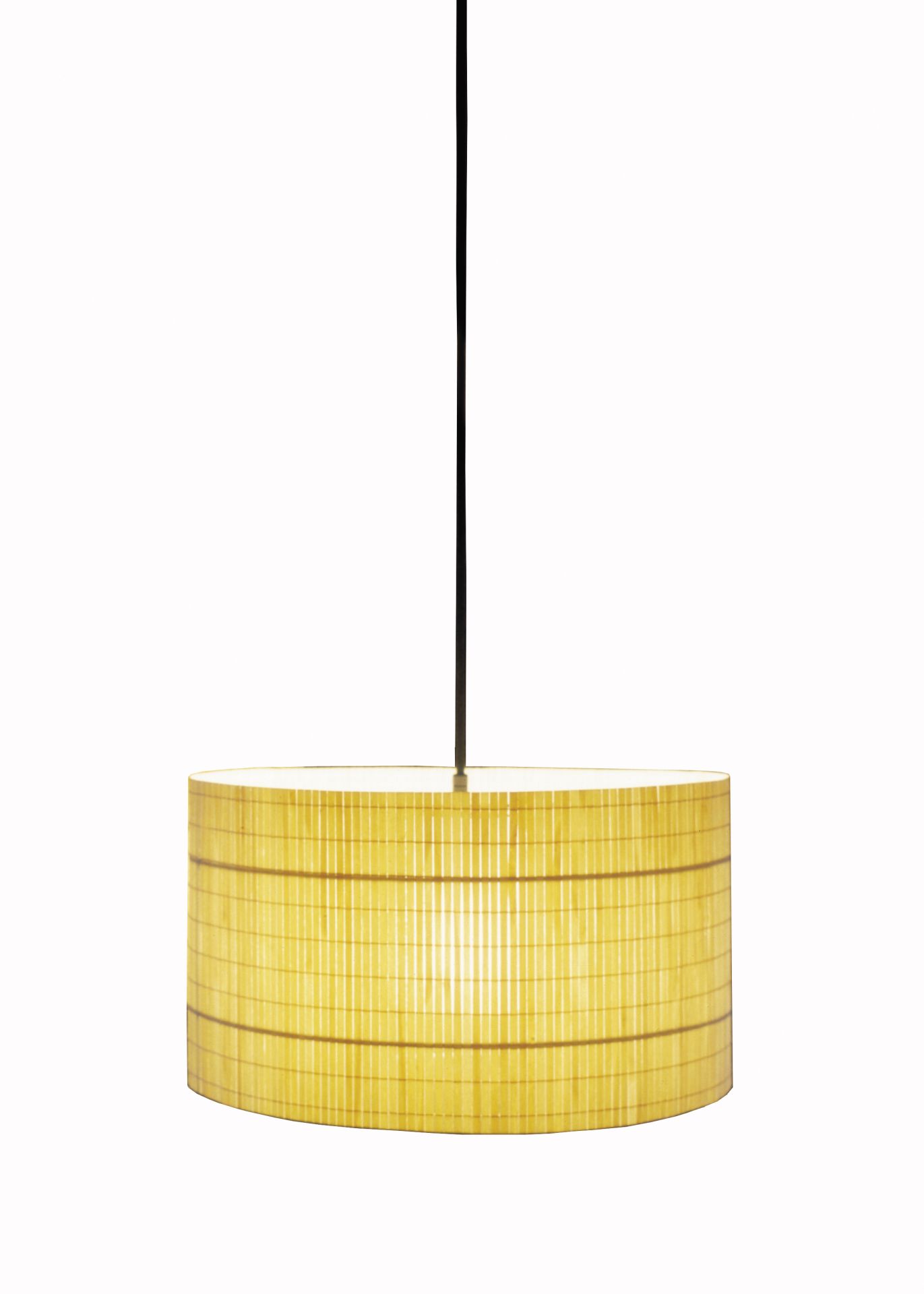 Nagoya Pendelleuchte von Santa & Cole: Hängelampe mit zylindrischem Schirm aus Holzfurnier.